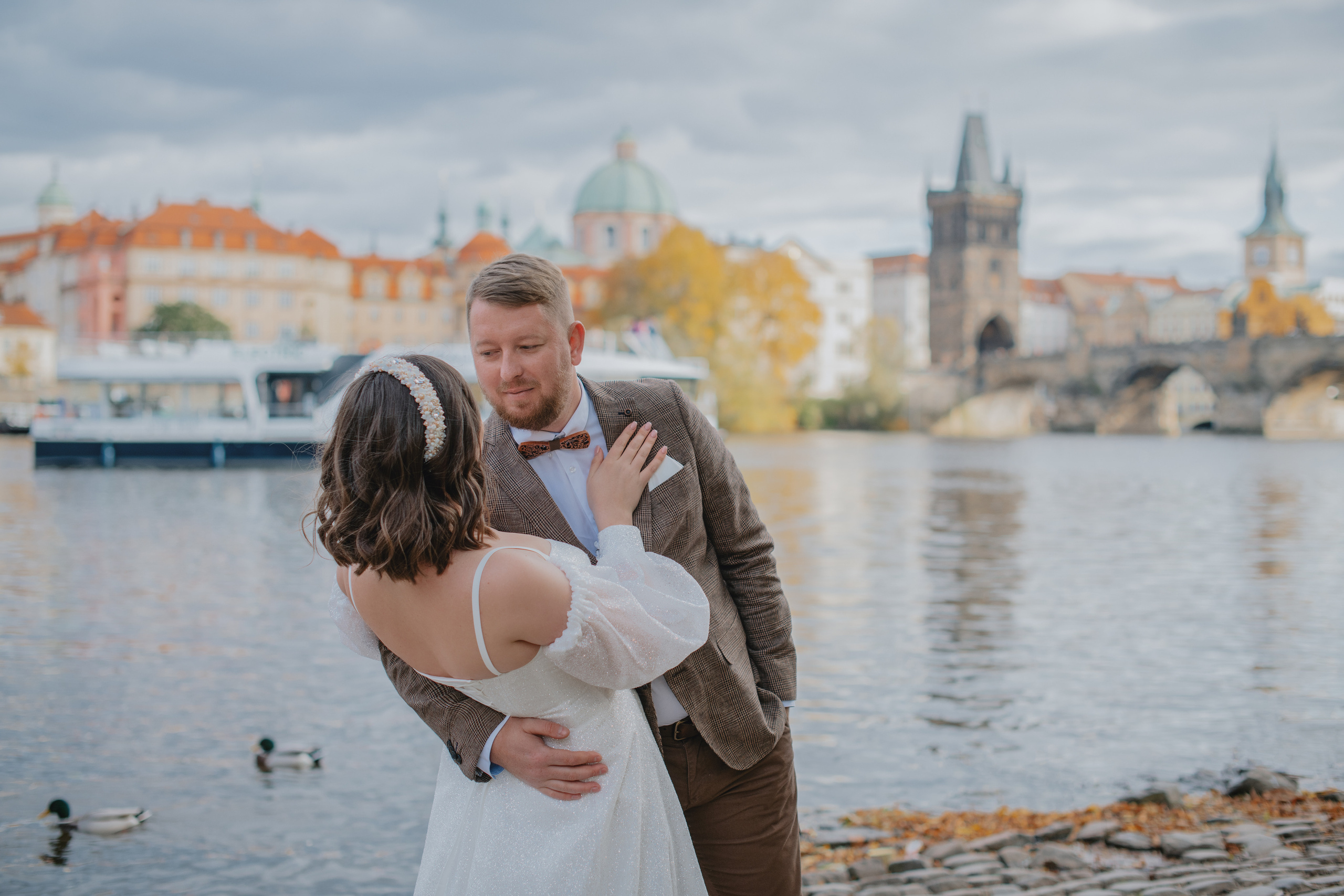 Svatební focení s výhledem na Karlův most a ve Valdštejnské zahradě. Profesionální fotografka v Praze Anastasia Haritonova