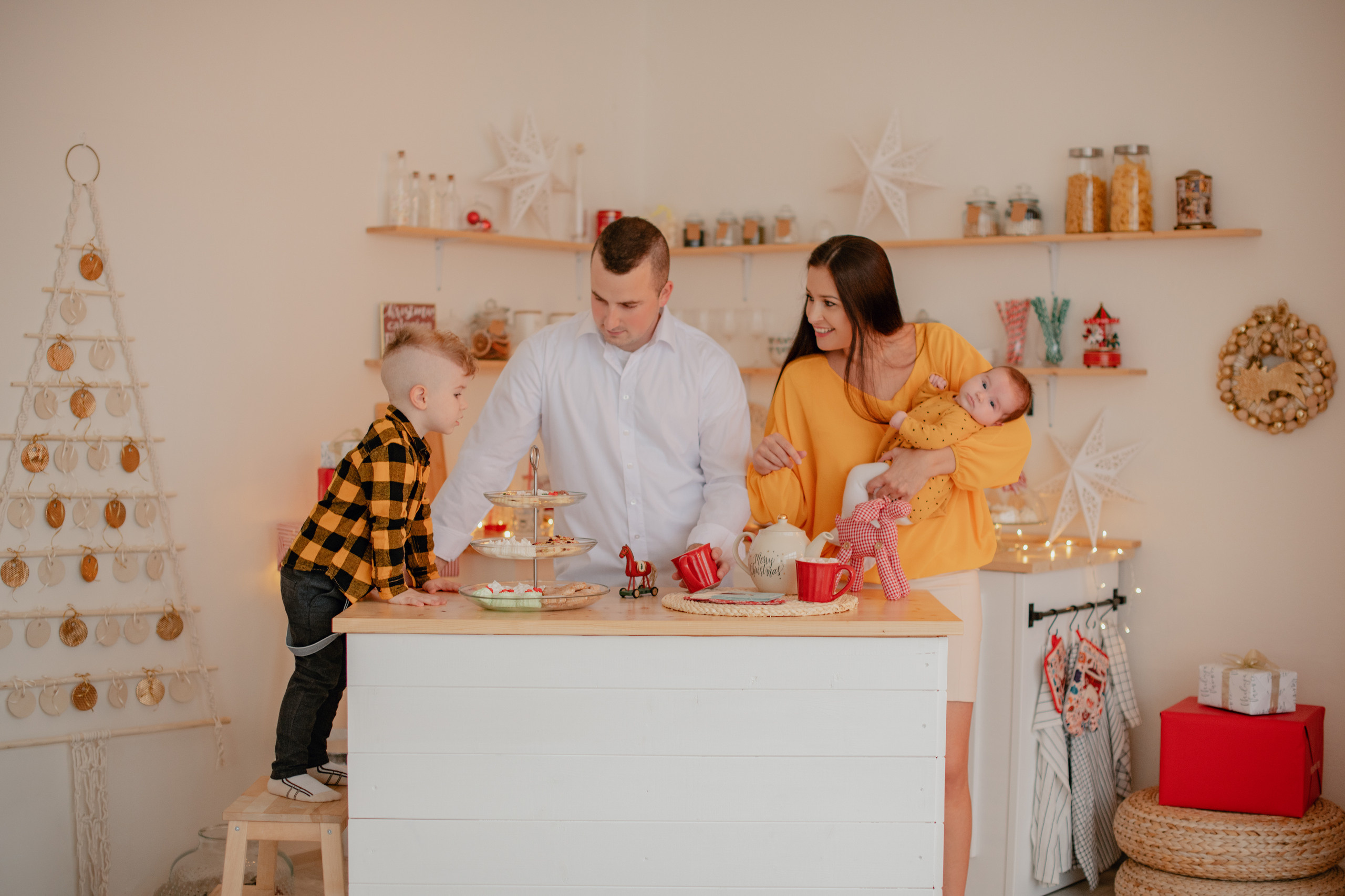 Rodinné focení ve vánočním ateliéru v Praze. Profesionální fotografka v Praze Anastasia Haritonova