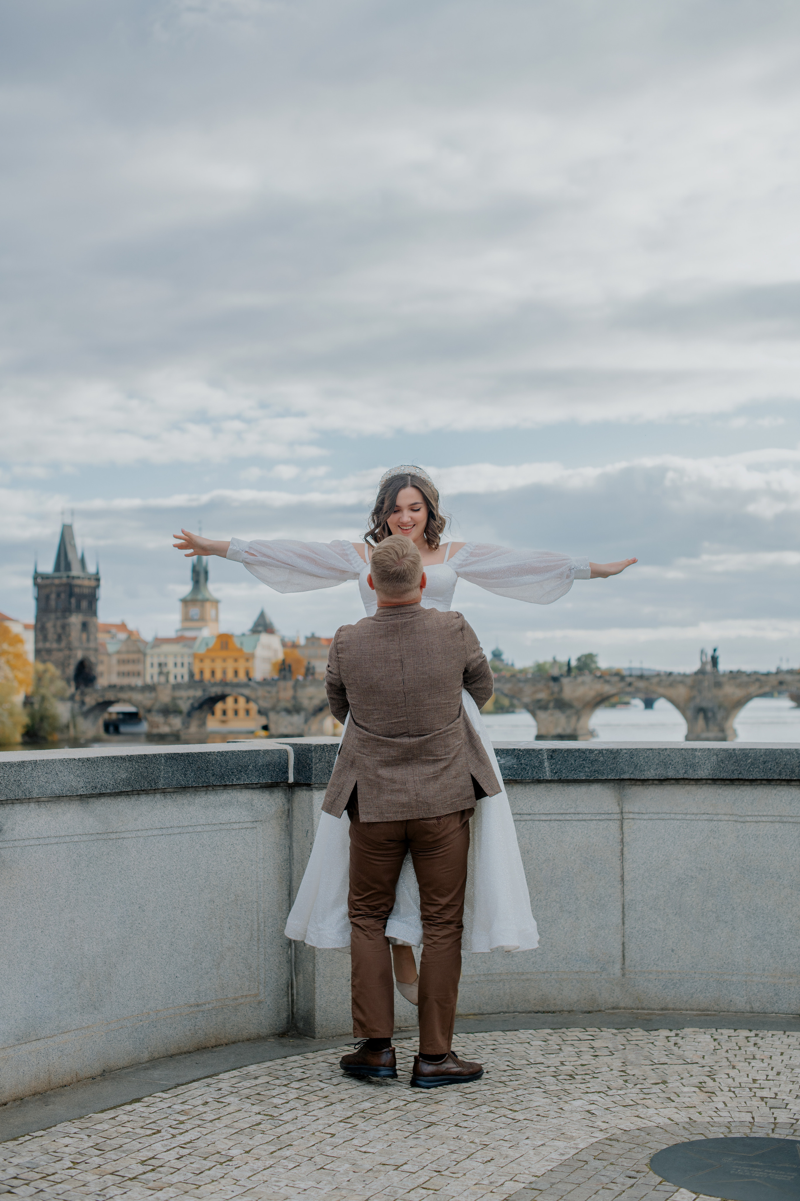 Svatební focení s výhledem na Karlův most a ve Valdštejnské zahradě. Profesionální fotografka v Praze Anastasia Haritonova