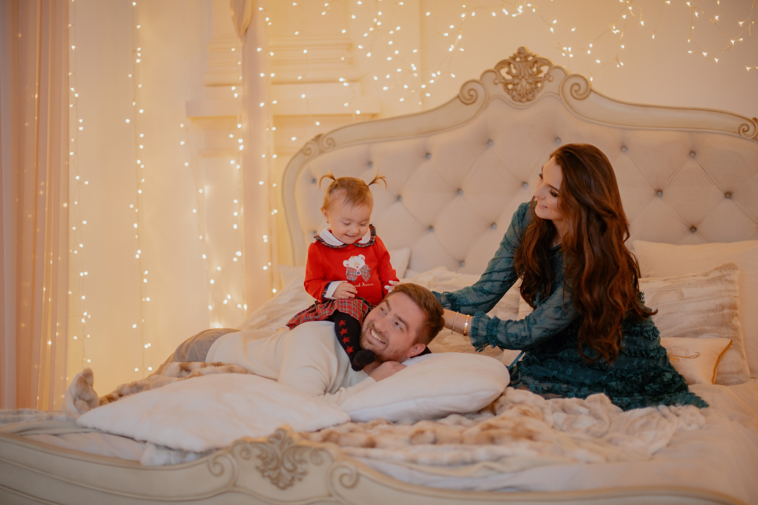 Family Xmas photoshoot in castle studio in Beroun. Professional photographer in Prague Anastasia Haritonova