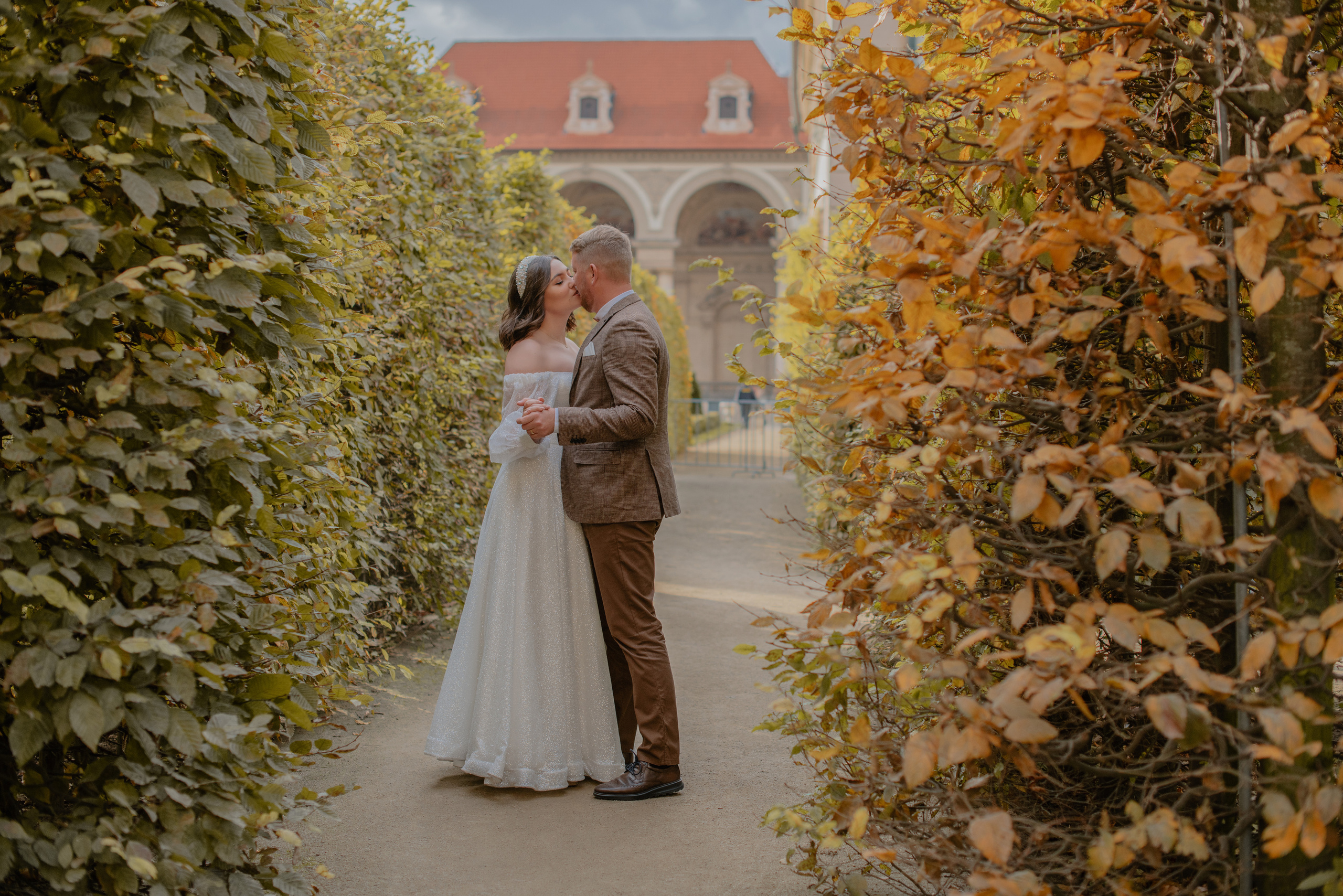 Svatební focení s výhledem na Karlův most a ve Valdštejnské zahradě. Profesionální fotografka v Praze Anastasia Haritonova