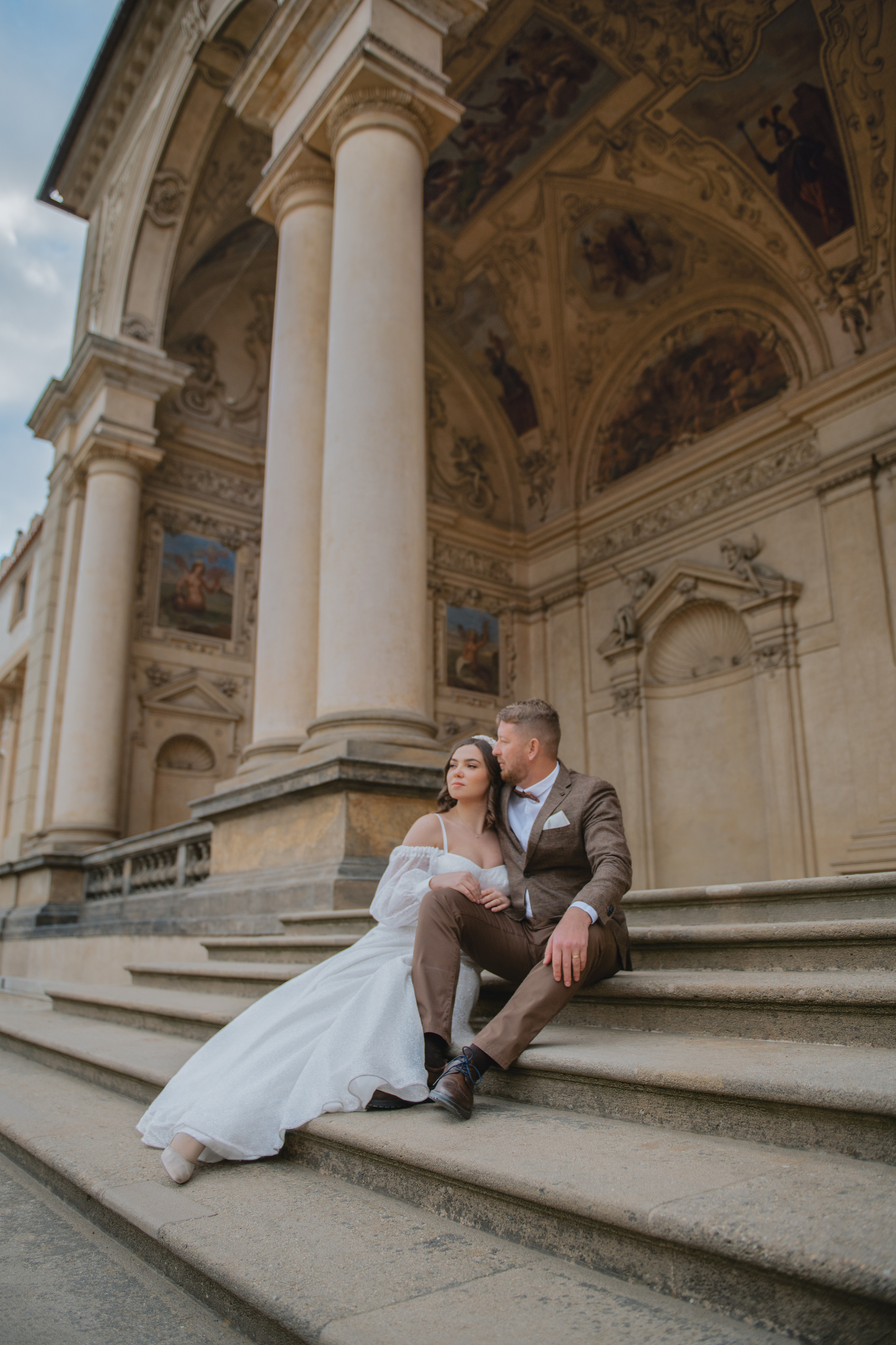 Svatební focení s výhledem na Karlův most a ve Valdštejnské zahradě. Profesionální fotografka v Praze Anastasia Haritonova