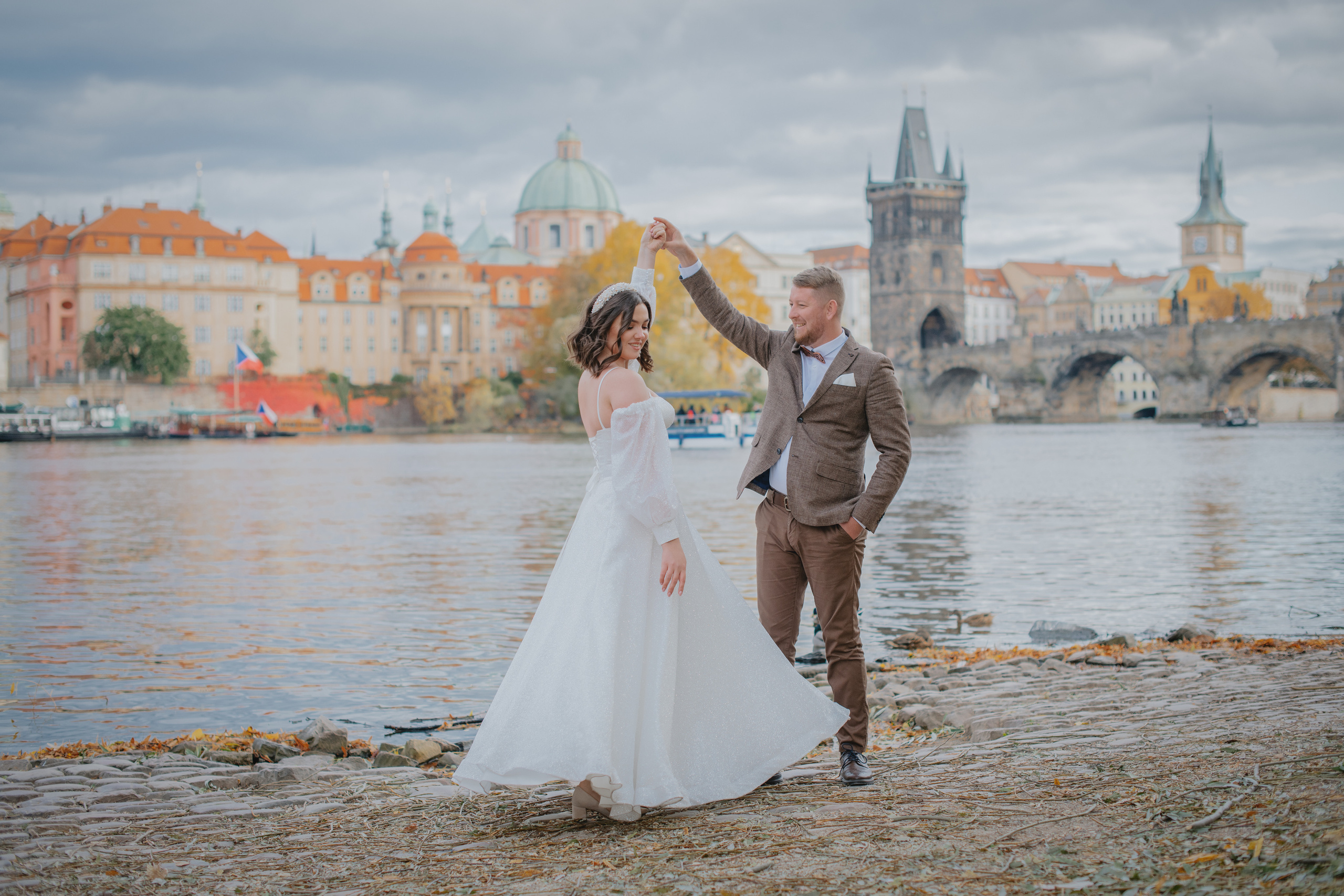 Svatební focení s výhledem na Karlův most a ve Valdštejnské zahradě. Profesionální fotografka v Praze Anastasia Haritonova