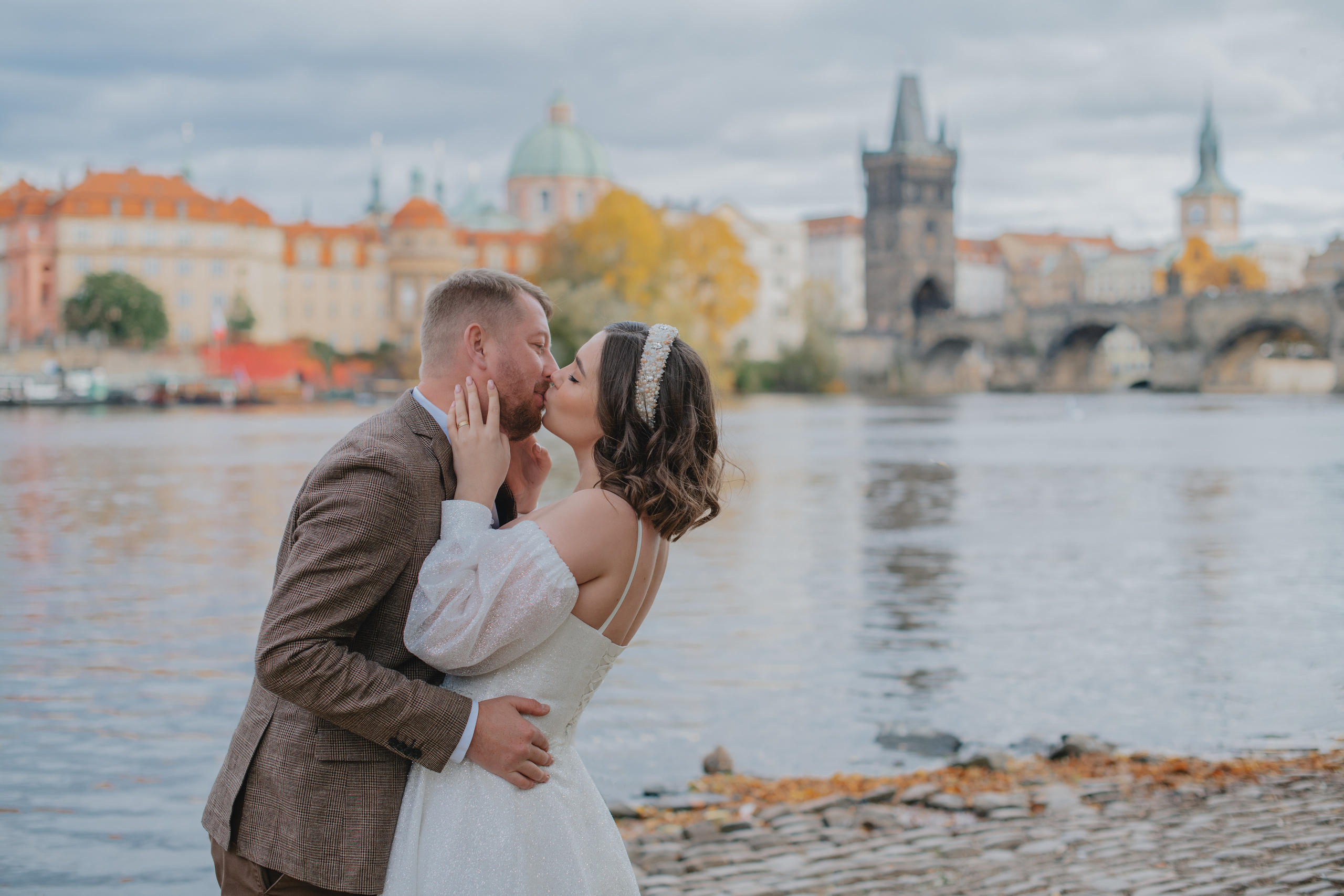 Svatební focení s výhledem na Karlův most a ve Valdštejnské zahradě. Profesionální fotografka v Praze Anastasia Haritonova