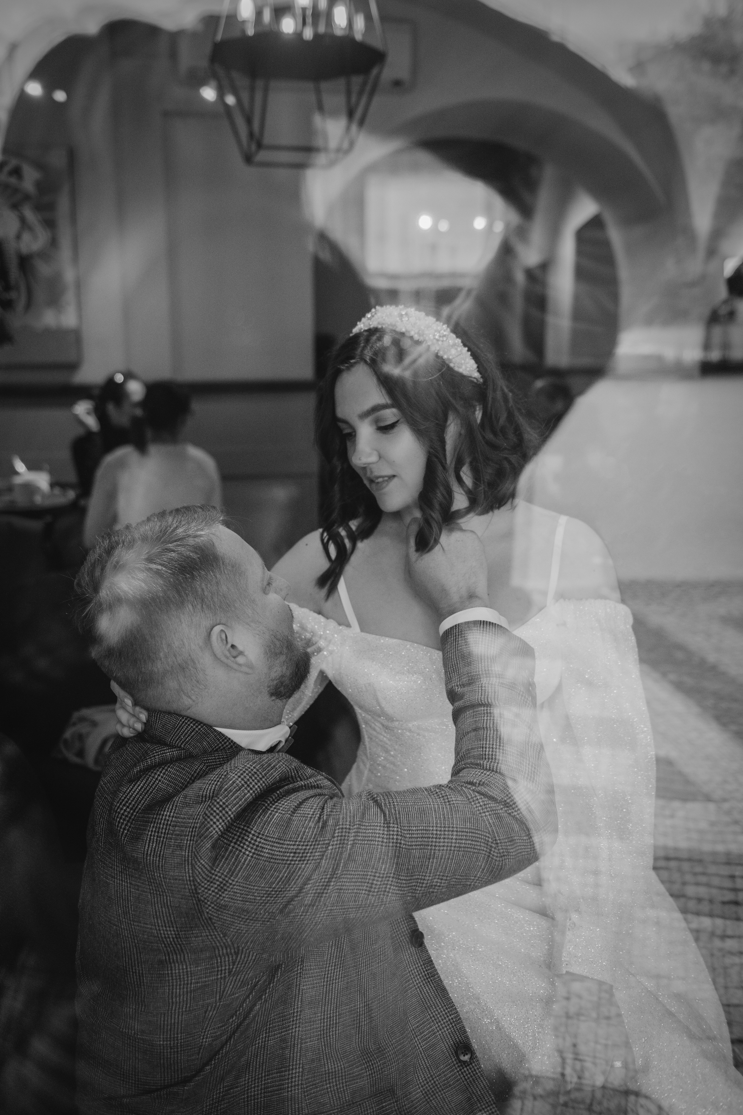 Svatební focení s výhledem na Karlův most a ve Valdštejnské zahradě. Profesionální fotografka v Praze Anastasia Haritonova