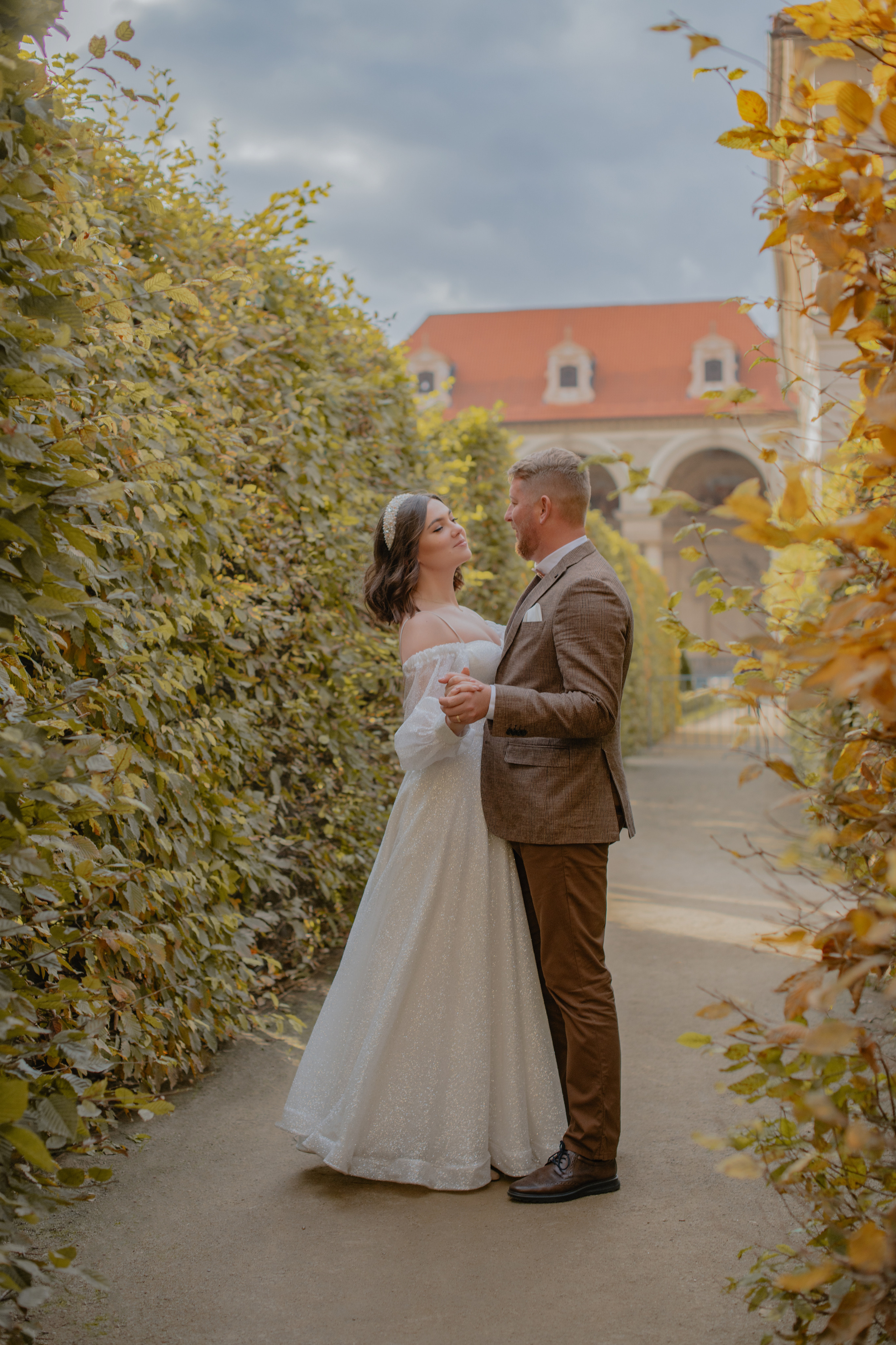 Svatební focení s výhledem na Karlův most a ve Valdštejnské zahradě. Profesionální fotografka v Praze Anastasia Haritonova