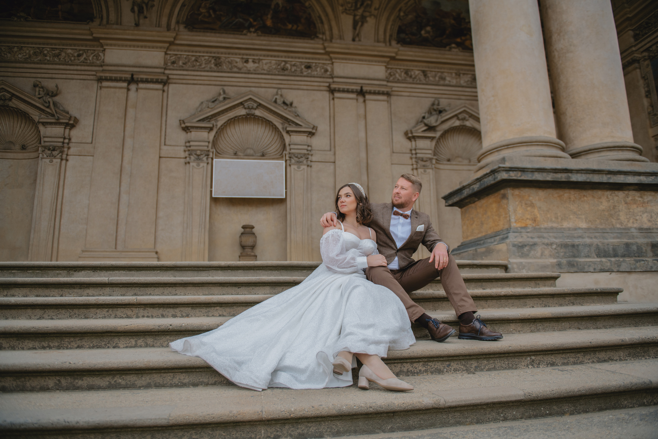 Svatební focení s výhledem na Karlův most a ve Valdštejnské zahradě. Profesionální fotografka v Praze Anastasia Haritonova