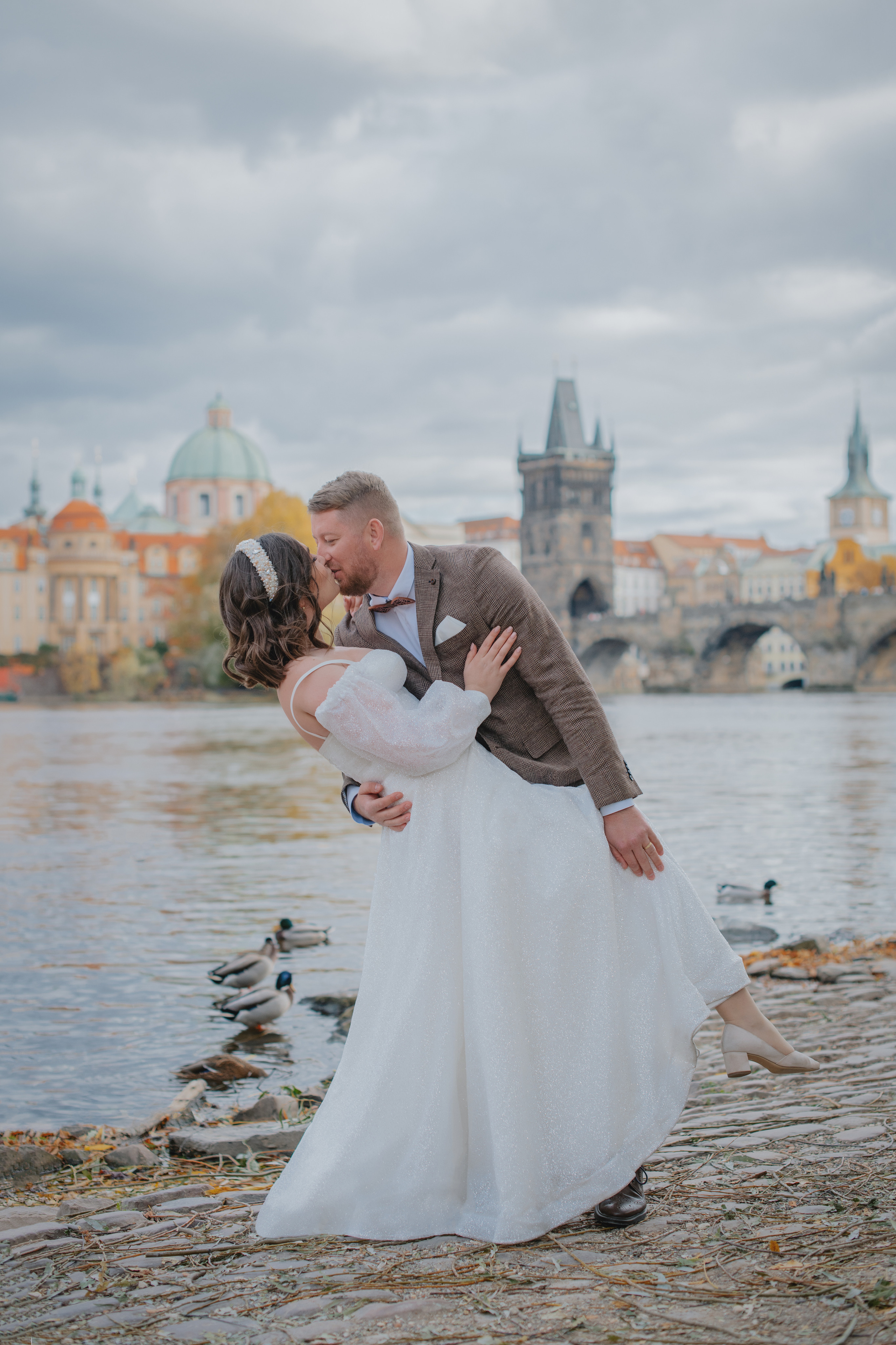 Svatební focení s výhledem na Karlův most a ve Valdštejnské zahradě. Profesionální fotografka v Praze Anastasia Haritonova