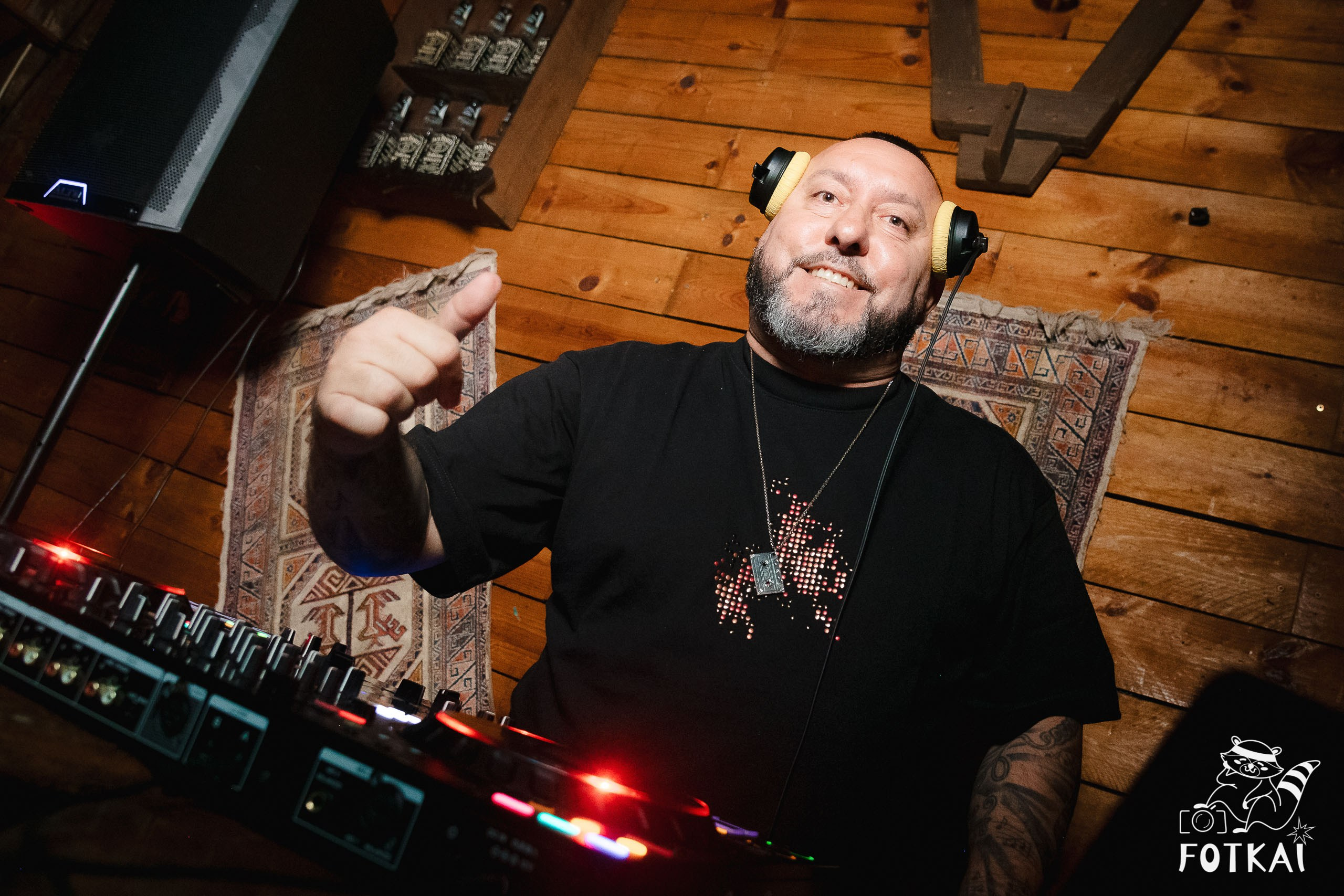 Fiesta Víspera de Festivo en El Paso Rock Bar – Hip Hop Old School | Reportaje fotográfico 08.10.2025 | FOTKAI