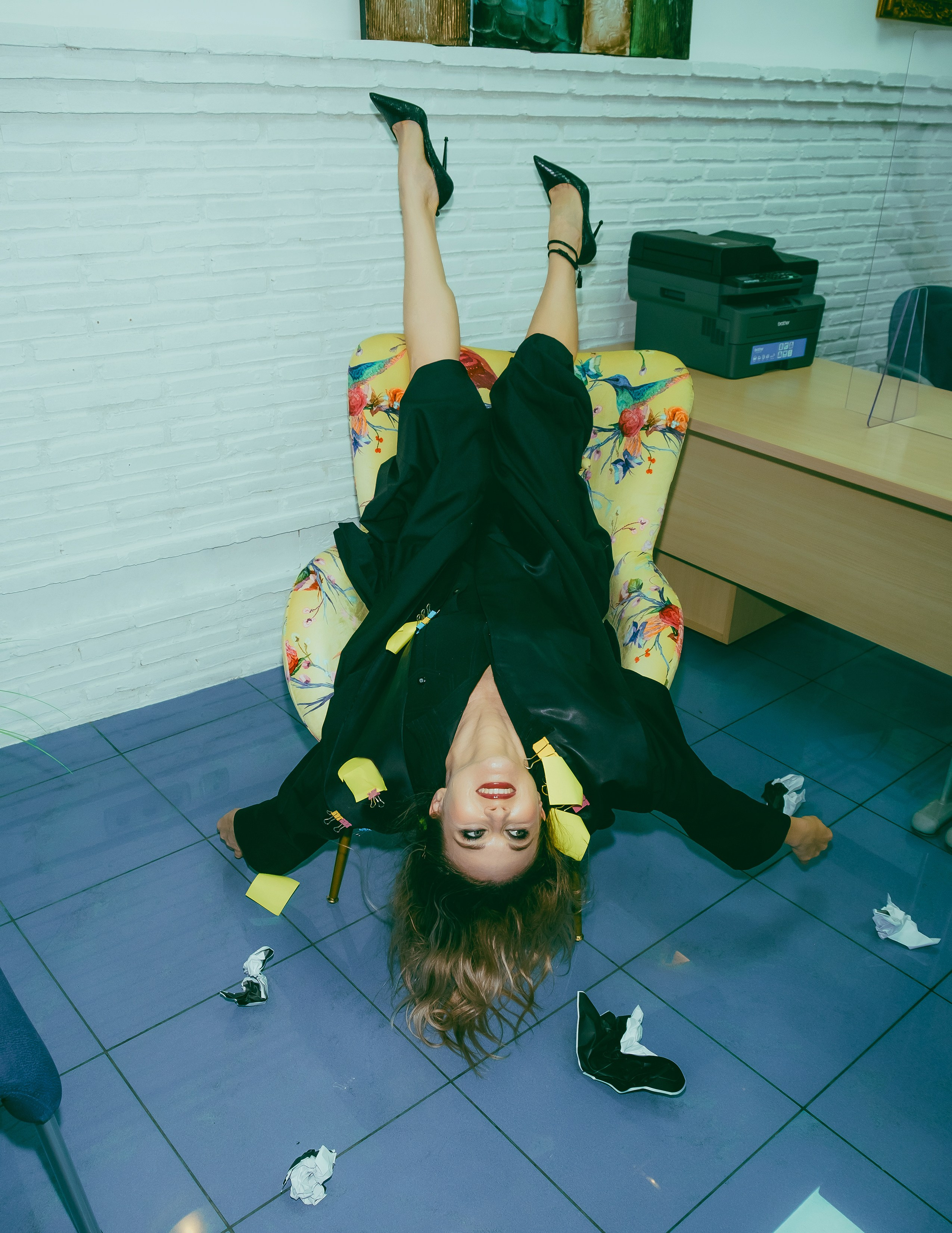 Креативная фотосессия адвоката в офисе в Аликанте, Торревьеха