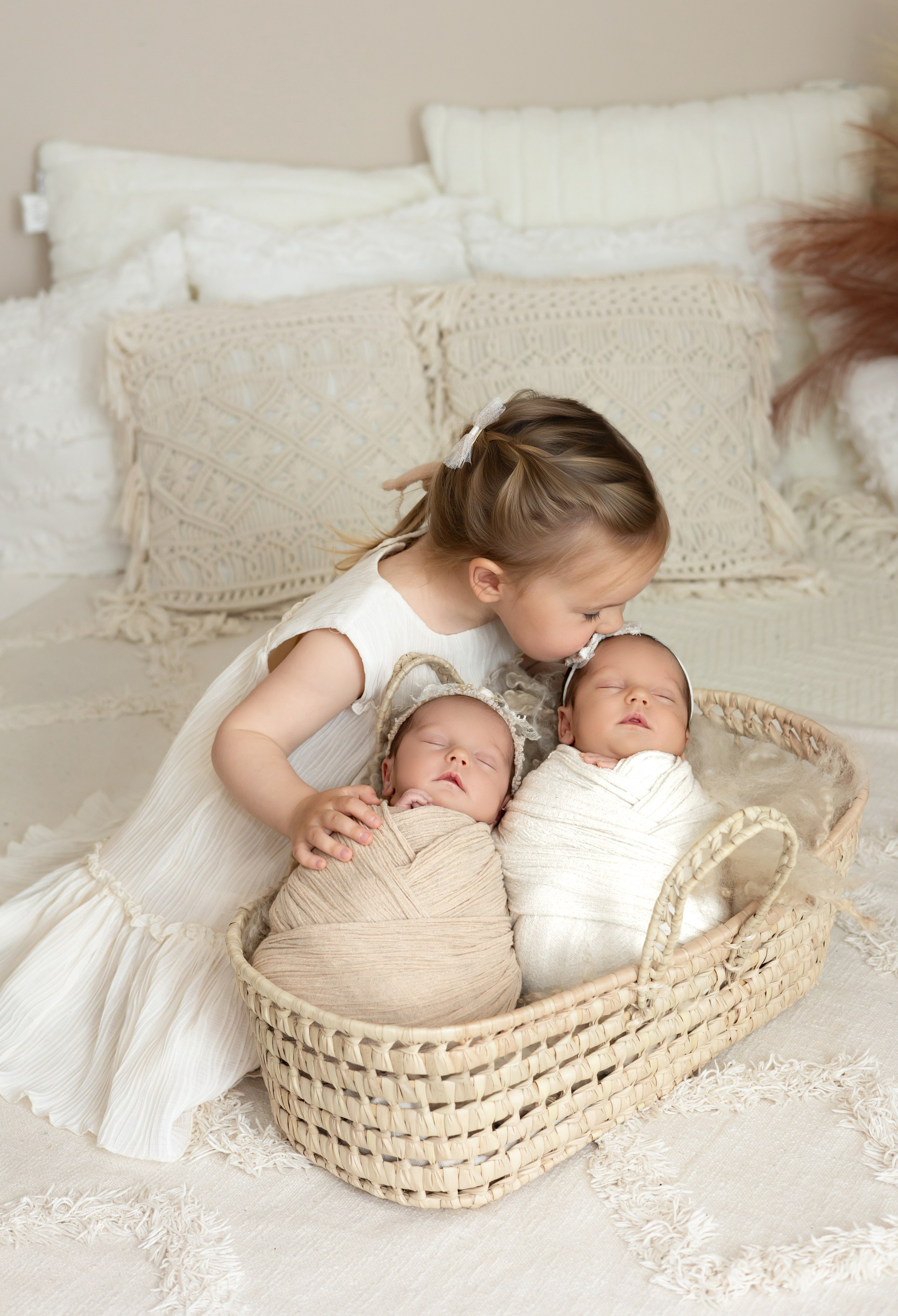Professionelles Zwillings-Newbornshooting in Lüdenscheid – Geschwisterliebe von Anfang an