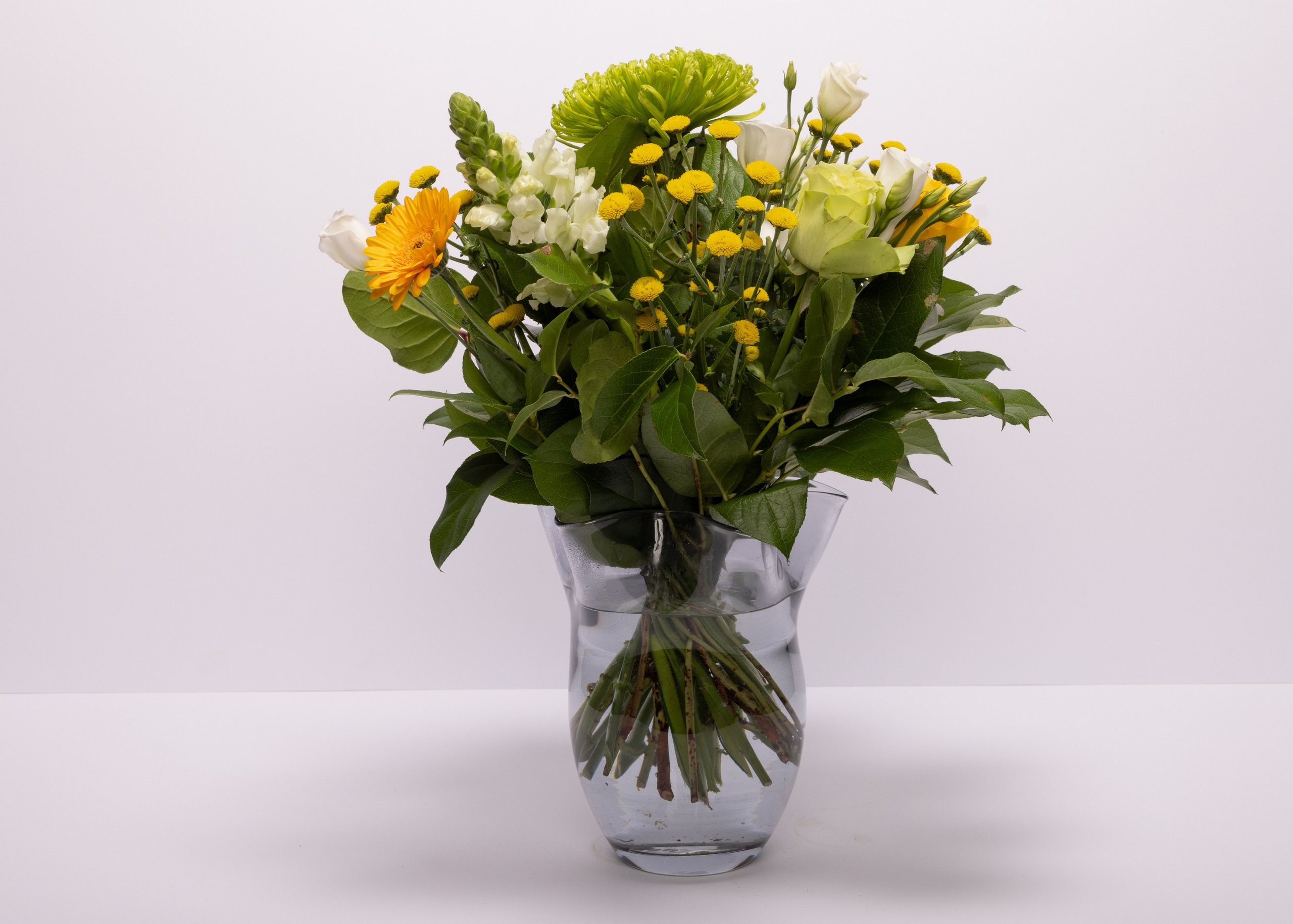 Levering i Aarhus og omegn..Forkæl påskebordet med denne skønne buket i gule og lyse nuancer. Alle vores buketter laves ud fra sæsonens udvalg af blomster, og billedet er derfor vejledende.