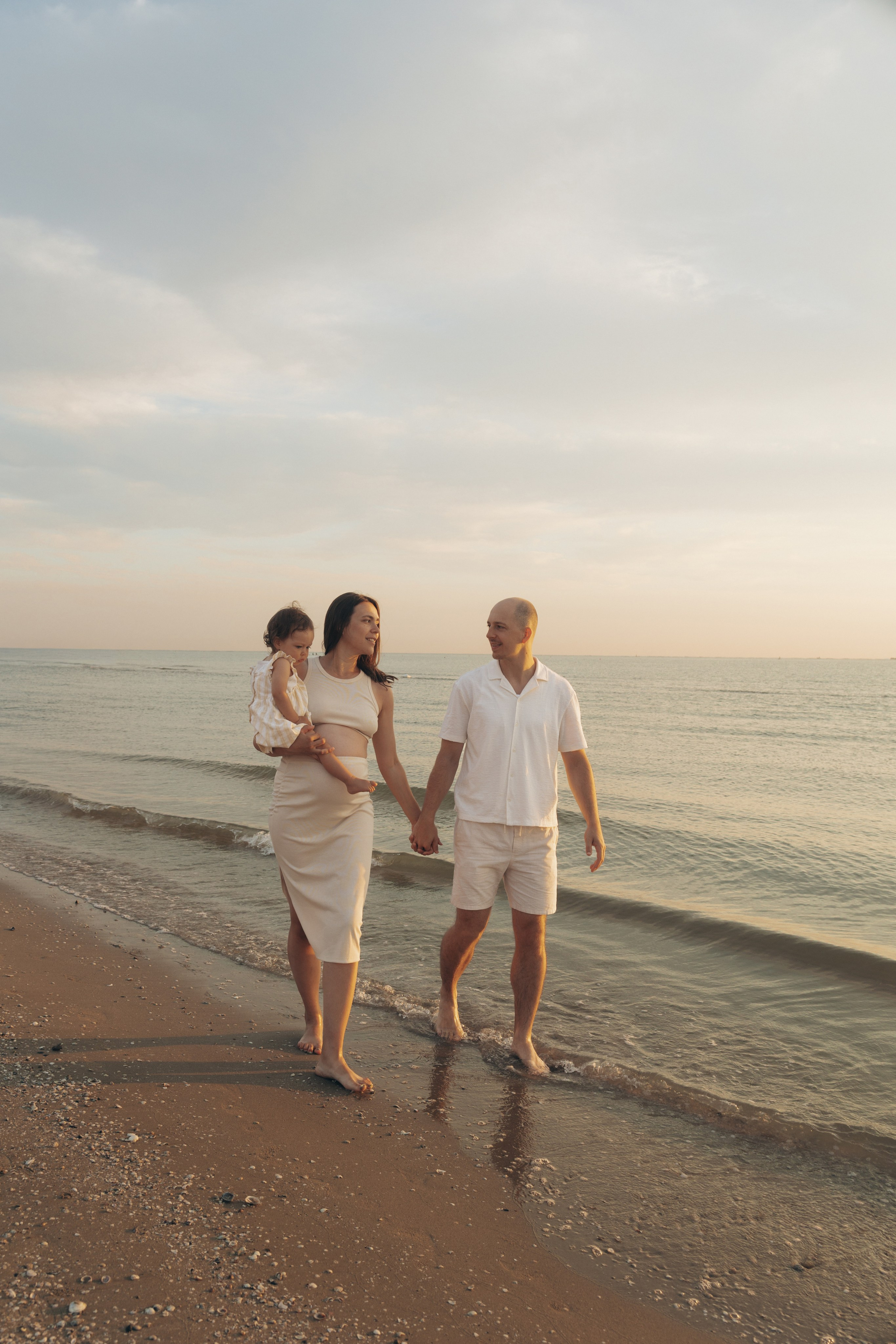 mamma con bambino in braccio durante un servizio fotografico all’aperto a Rimini