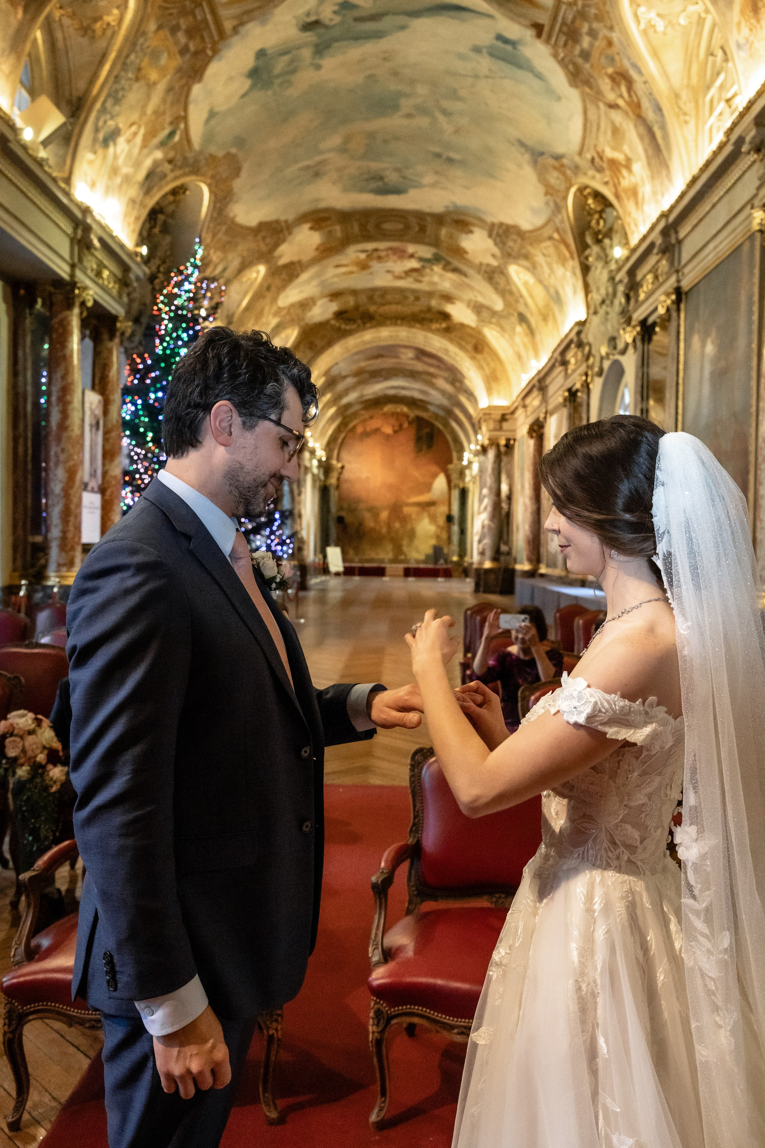Mariage de Noël inoubliable à Toulouse, Capitole. Gillian & Scott. Eugénie Smirnova — photographe à Toulouse et dans le sud-ouest de la France