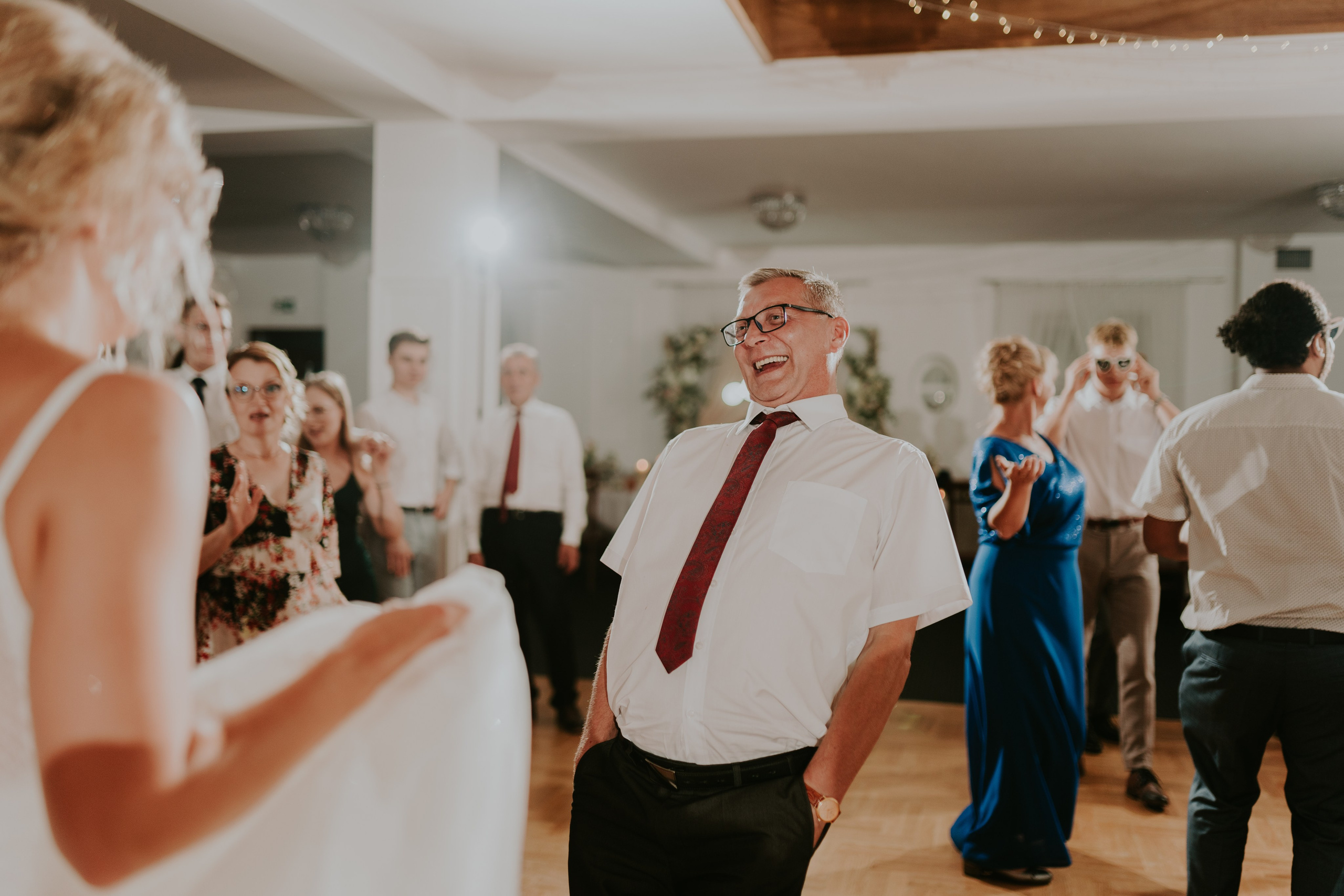 Dwór Wierzbno: plenerowy ślub pod wierzbą. Karkowskafoto - fotografia miłości