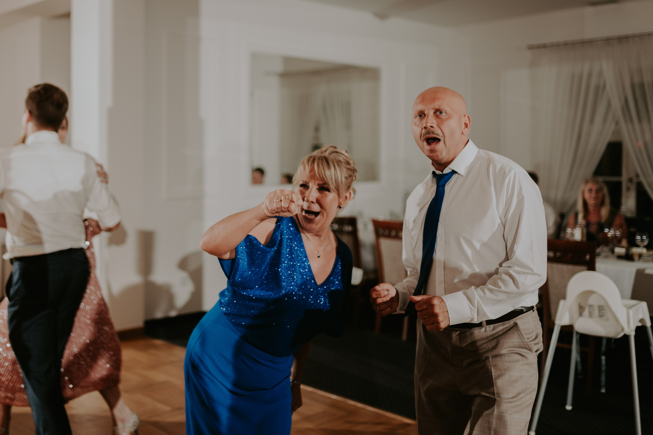 Dwór Wierzbno: plenerowy ślub pod wierzbą. Karkowskafoto - fotografia miłości