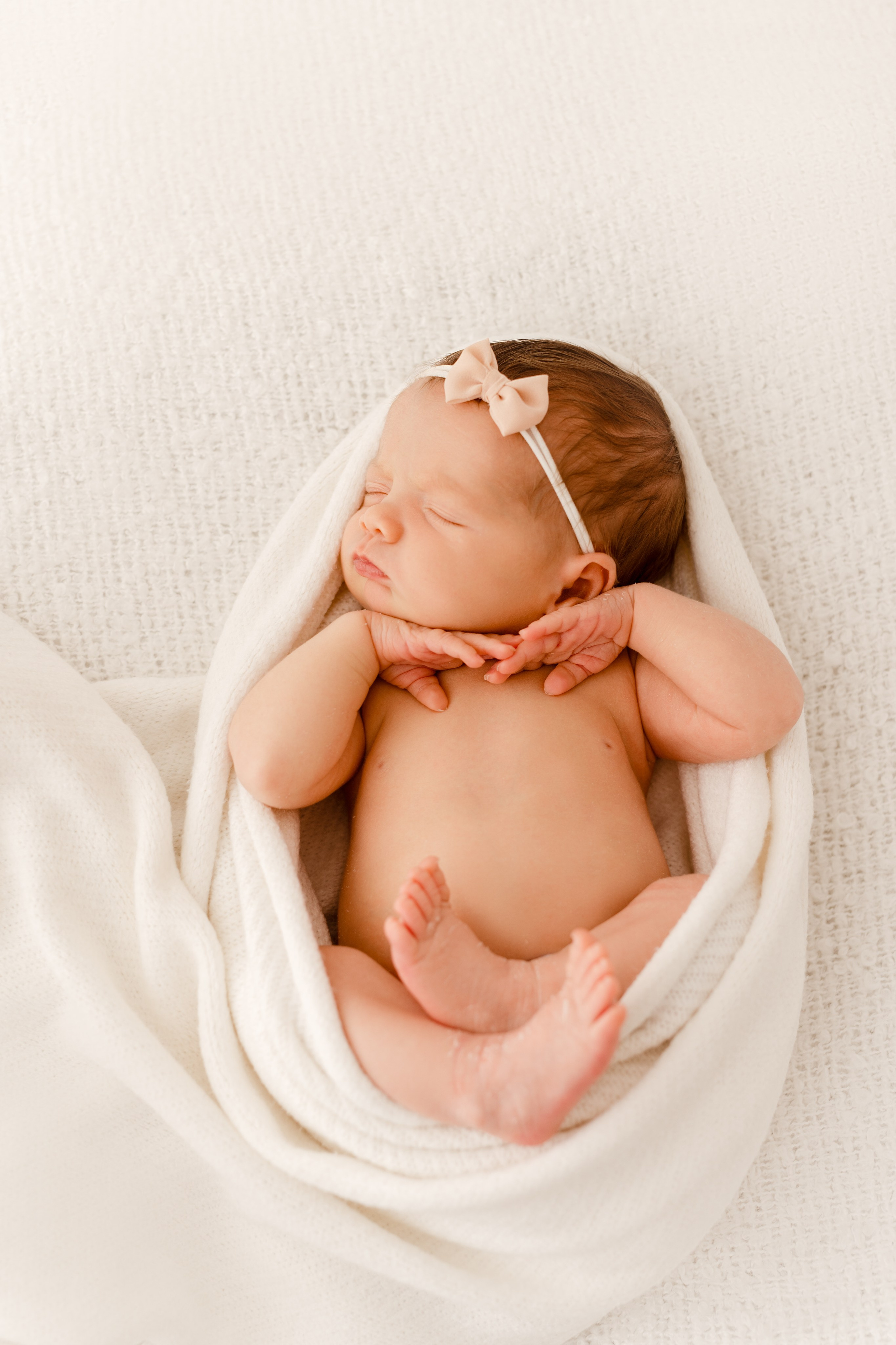 Sesja noworodkowa malutkiej Antosi. Fotograf Łódź - sesja ciążowa, noworodkowa, dziecięca. Studio w Łodzi