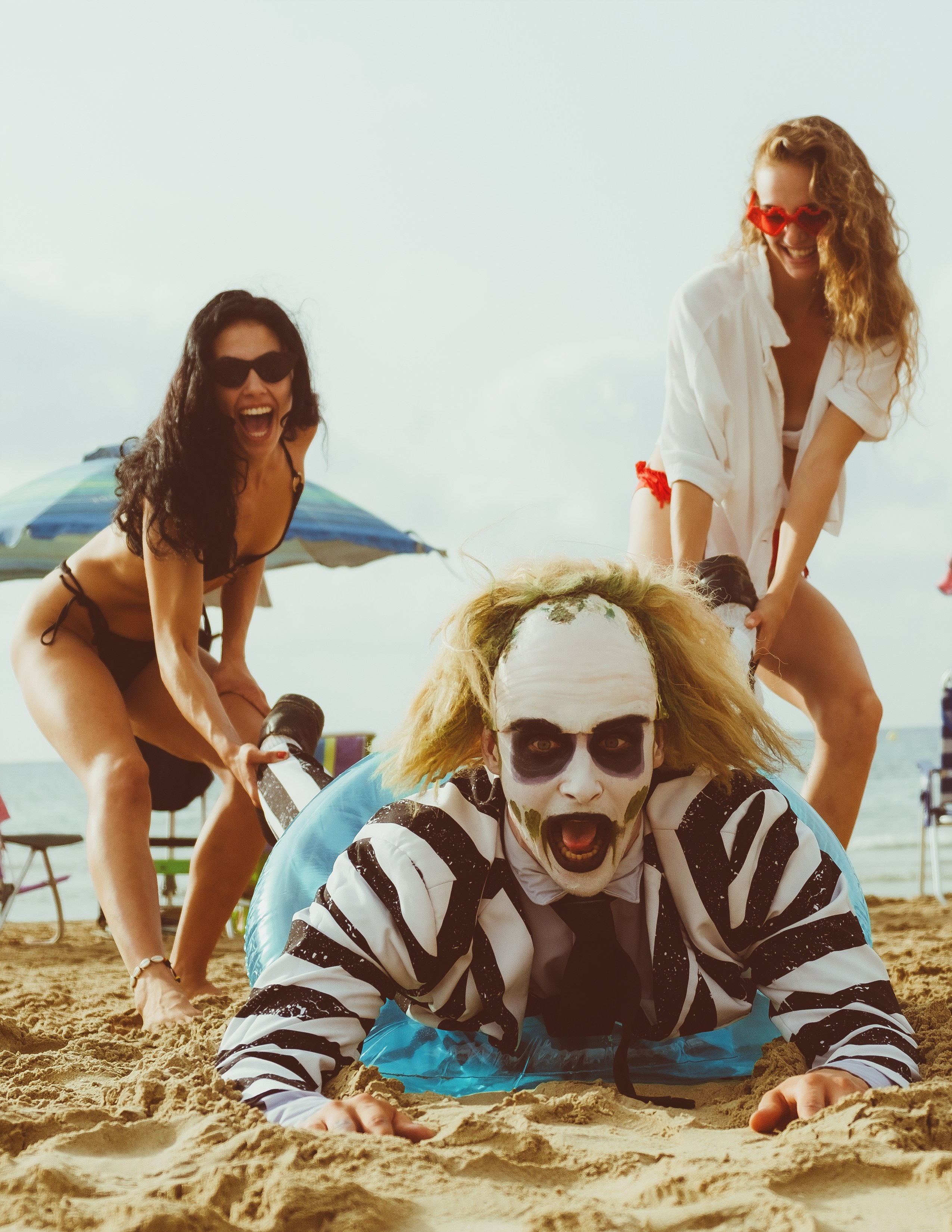 Beetlejuice на море: Экспериментальная фотосессия с цирковыми артистами — Фотограф Андрей Луковников