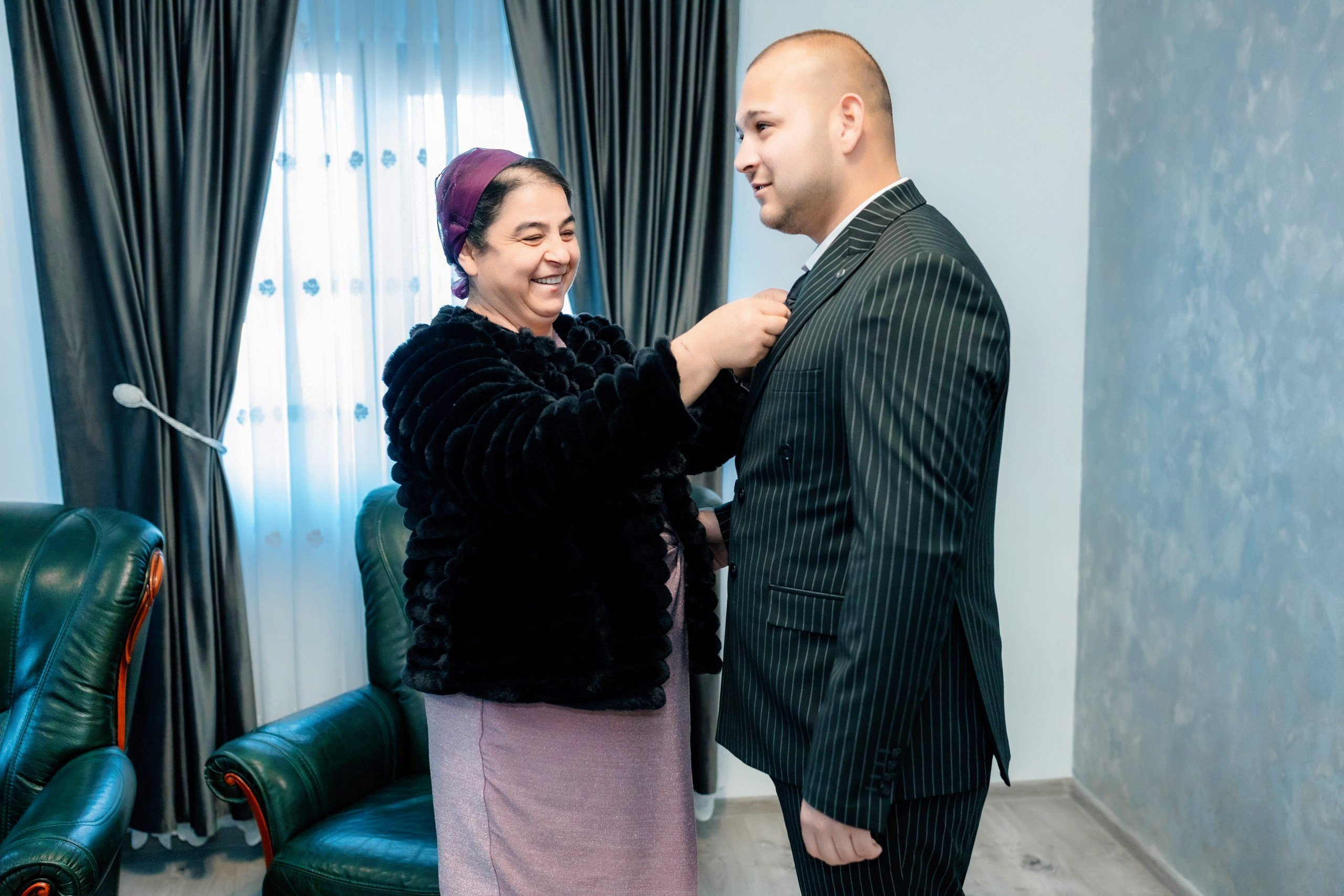 Fotograf nuntă Târgu Neamț – Samuel și Roxana, fotografie autentică realizată de AlinoFotoStudio 2. Fotograf nuntă Iași, Bacău, Suceava și Botoșani – Alin Chirilă surprinzând momente reale de nuntă 3. Fotografie de nuntă cu emoție și credință – AlinoFotoStudio, fotograf povestitor 4. Fotograf profesionist nuntă în Moldova – cadre naturale și pline de emoție 5. Alin Chirilă fotograf nuntă – poveste reală surprinsă prin fotografie 6. Fotograf nuntă cu stil documentar – momente autentice din ziua nunții Pregătiri mireasă acasă – fotografie naturală realizată de Alin Chirilă fotograf nuntă 8. Detalii din ziua nunții – fotograf nuntă Iași și Botoșani, AlinoFotoStudio 9. Emoții din dimineața nunții – fotograf profesionist Moldova 10. Cadre autentice din pregătiri – fotograf nuntă Suceava și Bacău Ceremonie religioasă nuntă – moment emoționant surprins de fotograf Alin Chirilă 12. Nuntă cu valori creștine – fotografie din biserică realizată cu discreție 13. Rugăciune și emoție în ziua nunții – fotograf nuntă Târgu Neamț 14. Legământ în fața lui Dumnezeu – fotografie de nuntă autentică 15. Fotograf nuntă biserică – momente sincere și pline de semnificație Petrecere de nuntă – cadre naturale realizate de AlinoFotoStudio 17. Bucurie și dans la nuntă – fotograf nuntă Iași și împrejurimi 18. Momente autentice de la restaurant – fotograf nuntă Bacău Suceava 19. Atmosferă de nuntă surprinsă discret – Alin Chirilă fotograf -AlinoFotoStudio – fotograf nuntă cu abordare naturală și emoțională 21. Alin Chirilă fotograf – povestitor prin fotografie de nuntă 22. Fotograf nuntă în Moldova – stil documentar și autentic 23. Fotografie de nuntă sinceră și elegantă – AlinoFotoStudio- Fotograf nuntă Iași Bacău Suceava Botoșani – Alin Chirilă AlinoFotoStudio 26. Fotograf nuntă Târgu Neamț și Moldova – fotografie profesională de eveniment 27. Fotograf nuntă cu valori creștine și stil documentar – AlinoFotoStudio - Alin Chirilă – AlinoFotoStudio Fotograf nuntă Iași • Bacău • Suceava • Botoșani - Samuel & Roxana, Târgu Neamț -Momente reale, trăite sincer și păstrate pentru totdeauna.