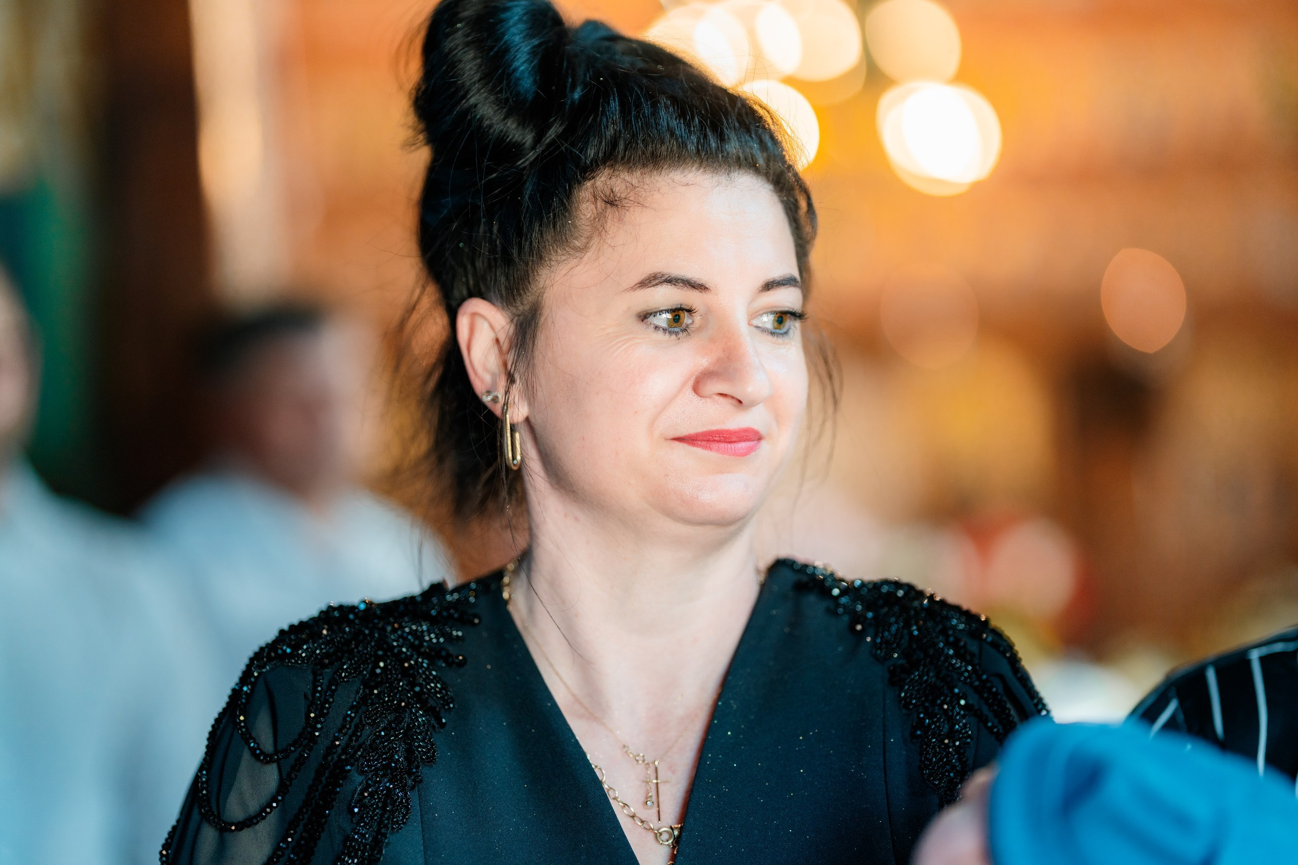 - Preotul ținându-l pe micuțul Mathias Gabriel la botez, în biserica Înălțarea Domnului, Copălău  - Detalii de la botezul lui Mathias – lumânare, trusou și icoană  - Familia lui Mathias Gabriel alături de micuț, în ziua botezului  - Portret emoționant cu mama și bebelușul în brațe, în biserică,fotograf profesionist evenimente Botoșani, Iași, Suceava, Fălticeni, Bacău, Pașcani, Roman - AlinoFotoStudio by Alin Chirilă - servicii foto nuntă, botez, cununie, ședințe foto creative, albume personalizate, fotografii emoționante și calitative pentru cele mai importante momente din viață,fotograf nuntă Botoșani Alin Chirilă,  ședință foto botez Iași - AlinoFotoStudio,  servicii fotograf profesionist evenimente Suceava,  fotograf cununie civilă Fălticeni - Alin Chirilă,  album foto nuntă personalizat Bacău.“Bebeluș botezat în biserică, ținut în brațe de nași”	•	“Detaliu cu lumânarea de botez decorată cu flori albe”	•	“Părinți emoționați alături de copilul lor la ceremonia de botez”	•	“Masa festivă de botez cu decor tematic și tort personalizat”	•	“Momentul în care preotul toarnă apă sfințită pe fruntea bebelușului”	“Bebeluș în rochie albă de botez, zâmbind în brațele mamei”	•	“Detaliu cu cruciulița de botez așezată pe o pernă de satin”	•	“Părinți și nași aprinzând lumânările în timpul ceremoniei de botez”	•	“Tort de botez decorat cu figurine tematice și numele copilului”	•	“Copil botezat dormind liniștit în pătuțul decorat festiv”	•	“Momentul în care preotul binecuvântează copilul în fața altarului”	•	“Invitați adunându-se în jurul mesei festive la petrecerea de botez”	•	“Bebeluș ținând în mână o jucărie personalizată primită la botez”	•	“Familie fericită pozând împreună după ceremonia de botez”	•	“Decor tematic cu baloane și flori la locația petrecerii de botez” fotograf Botoșani fotograf evenimente fotograf botez Alin Chirila fotograf alinofotostudio.fotograf botez Amelis Maria, fotografie botez Botoșani, fotograf Alin Chirilă, amintiri botez, fotografii botez, botez Amelis Maria, fotograf copii, fotografie botez în Botoșani,