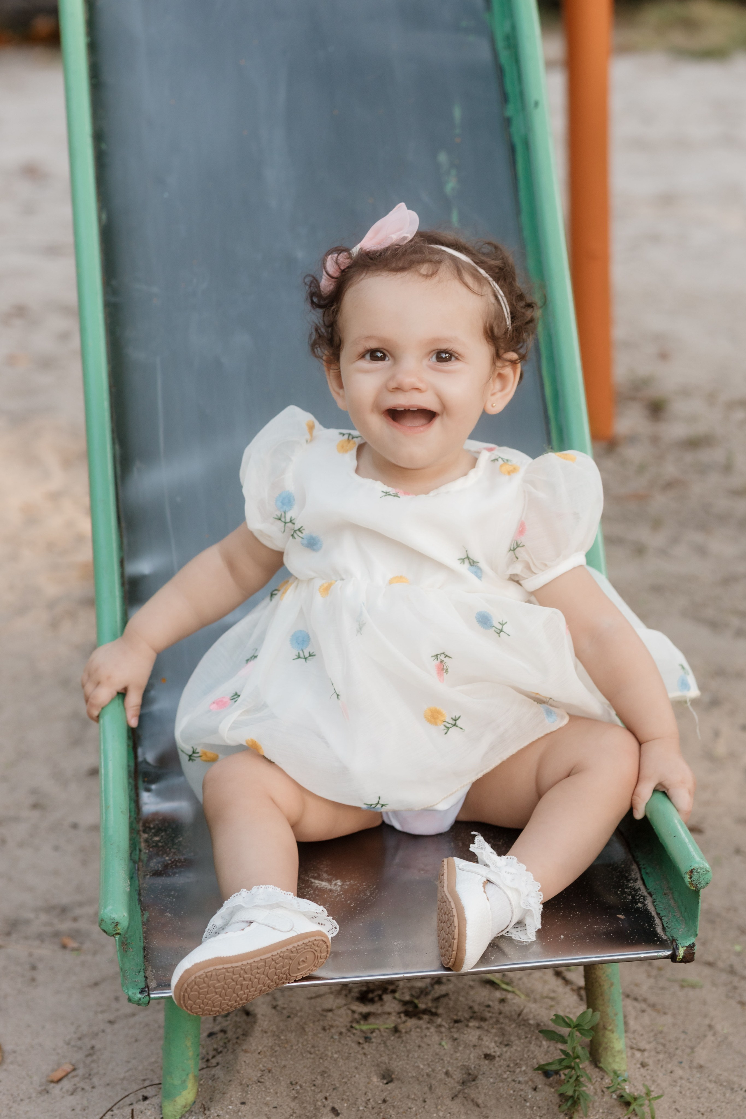 Bebê brincando no parque em ensaio de 1 ano