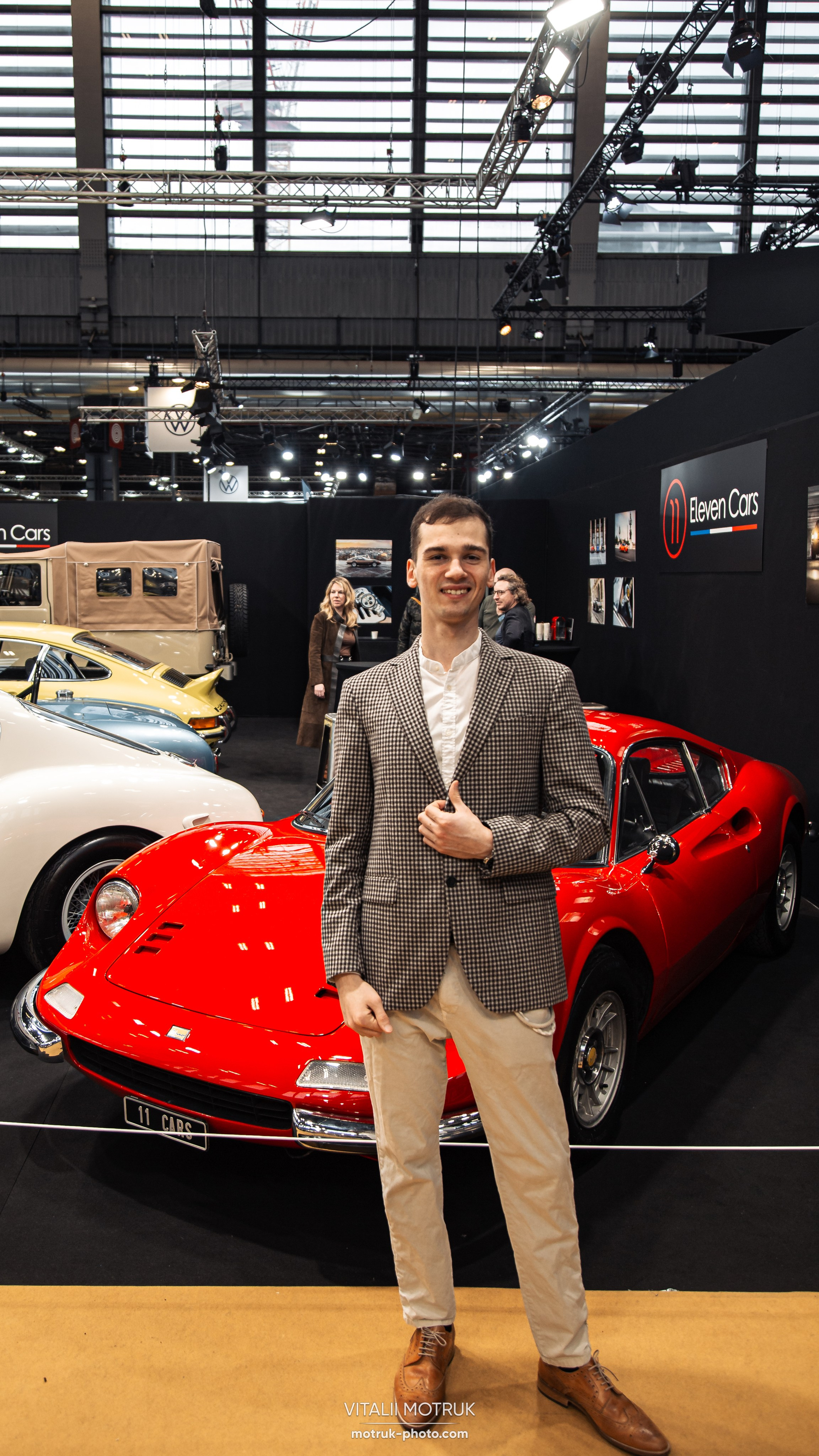 Retromobile 2023. Photographe de voitures à Paris — Vitalii Motruk