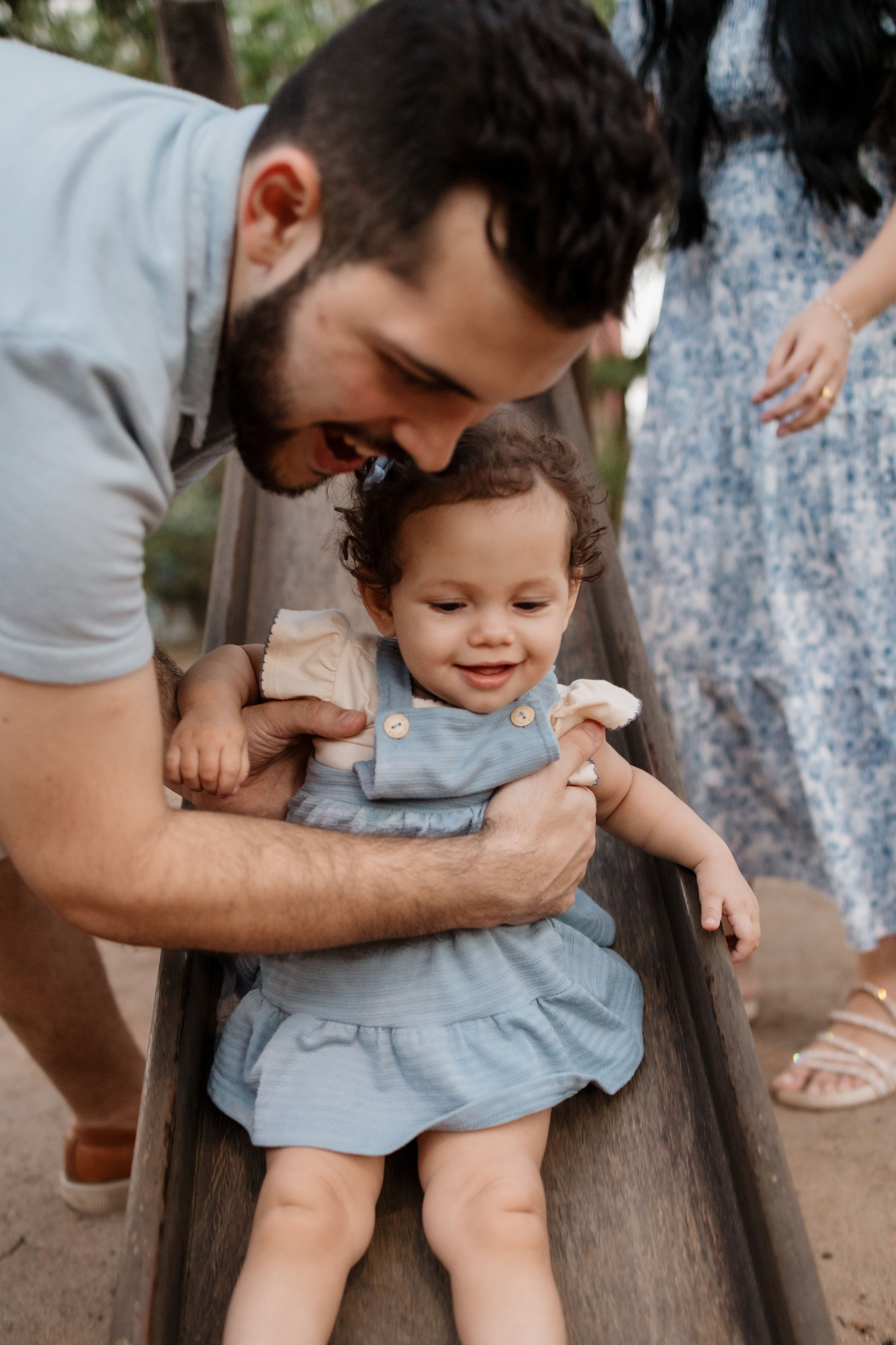 Pai brincando com a filha no ensaio de família
