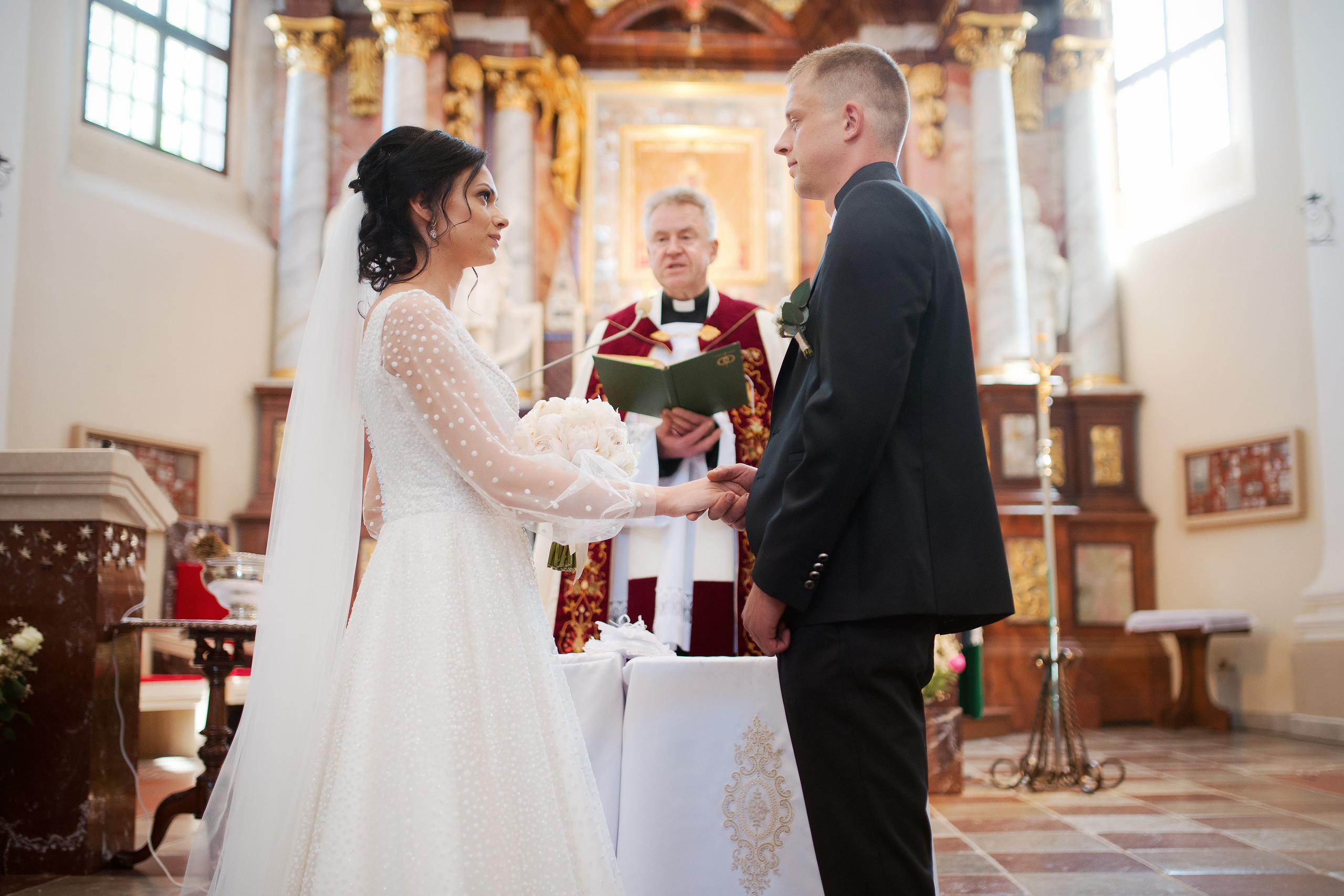 Vestuvių fotosesija, ceremonija, Vestuvių pasiruošimo fotografavimas. Vestuvių fotografas Vilnius Trakai kaina vestuvių fotografavimas fotografė personal.lt photogrpahy kainos jaunoji jaunikis nuotaka santuoka vestuvės, profesionali natūrali meninė reportažinė klasikinė fotosesija, vestuvių fotosesija gamtoje dvare