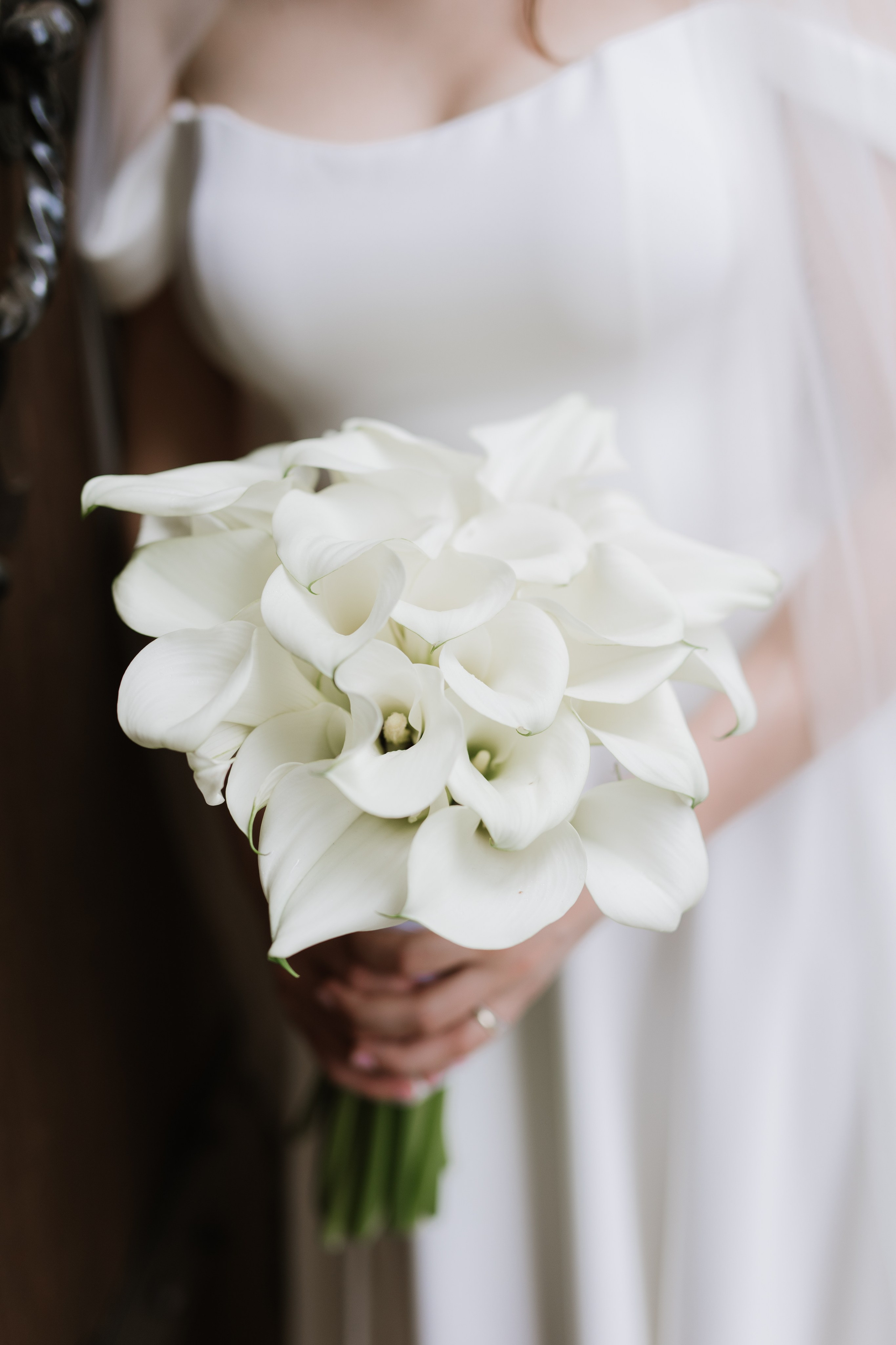 Klassischer weißer Brautstrauß mit Rosen und Lilien