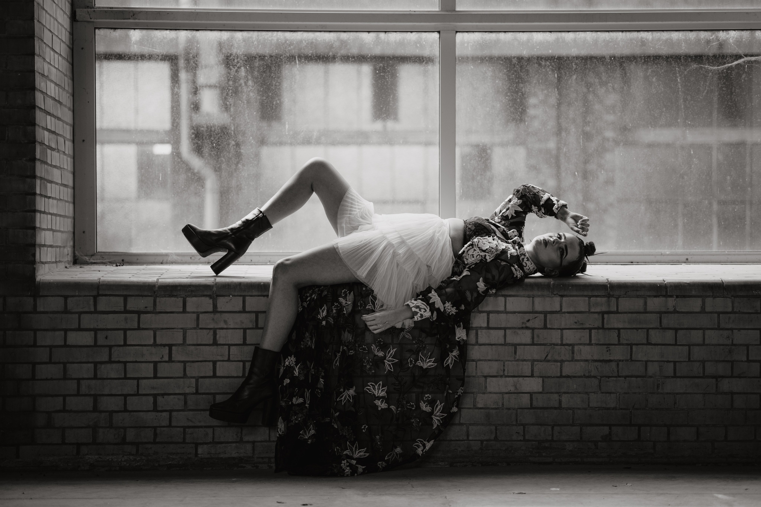 Luxe bruidmode fotoshoot met elegant koppel in industriële trouwlocatie Interscaut Schelle - Kapture Fotografie