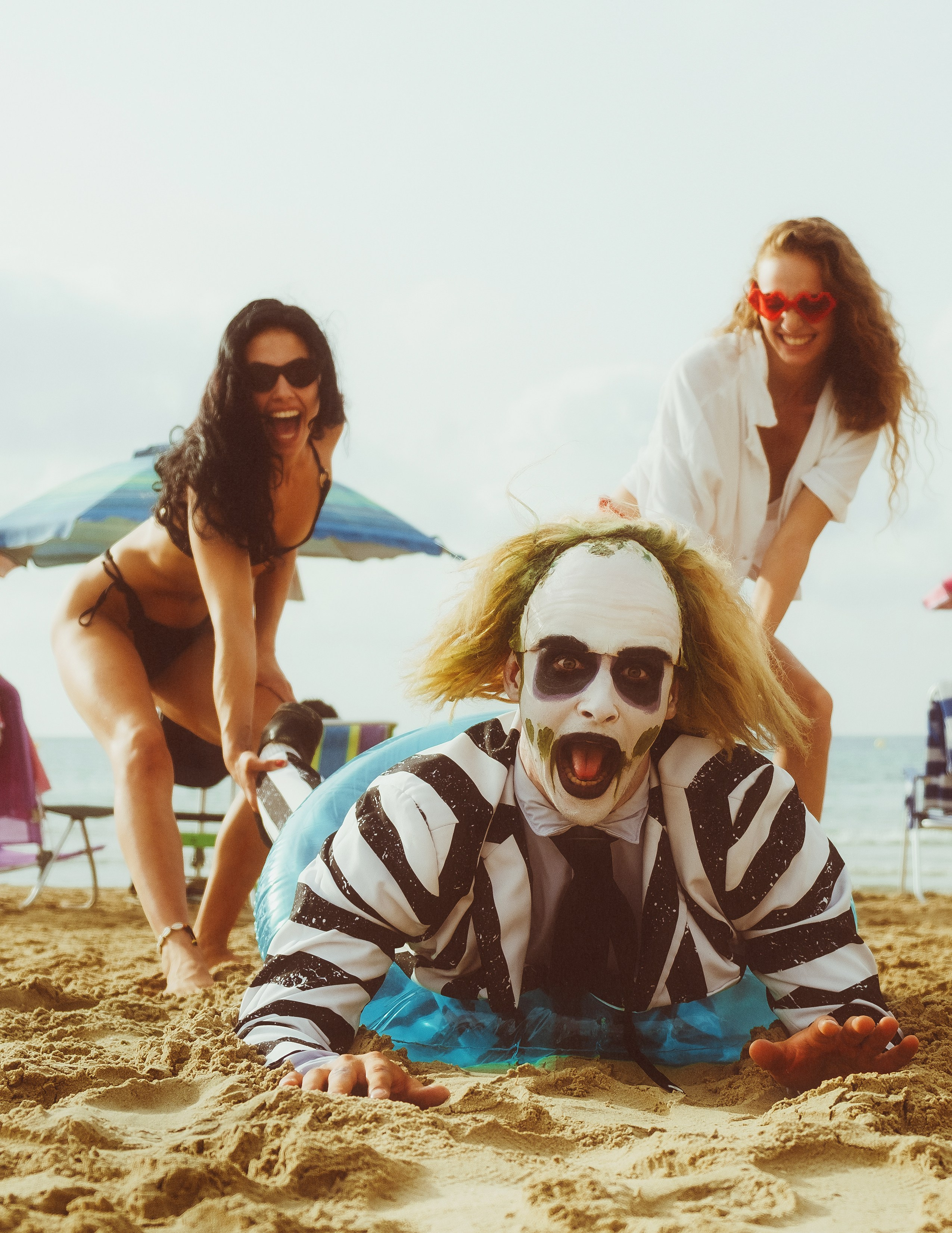 Beetlejuice на море: Экспериментальная фотосессия с цирковыми артистами — Фотограф Андрей Луковников