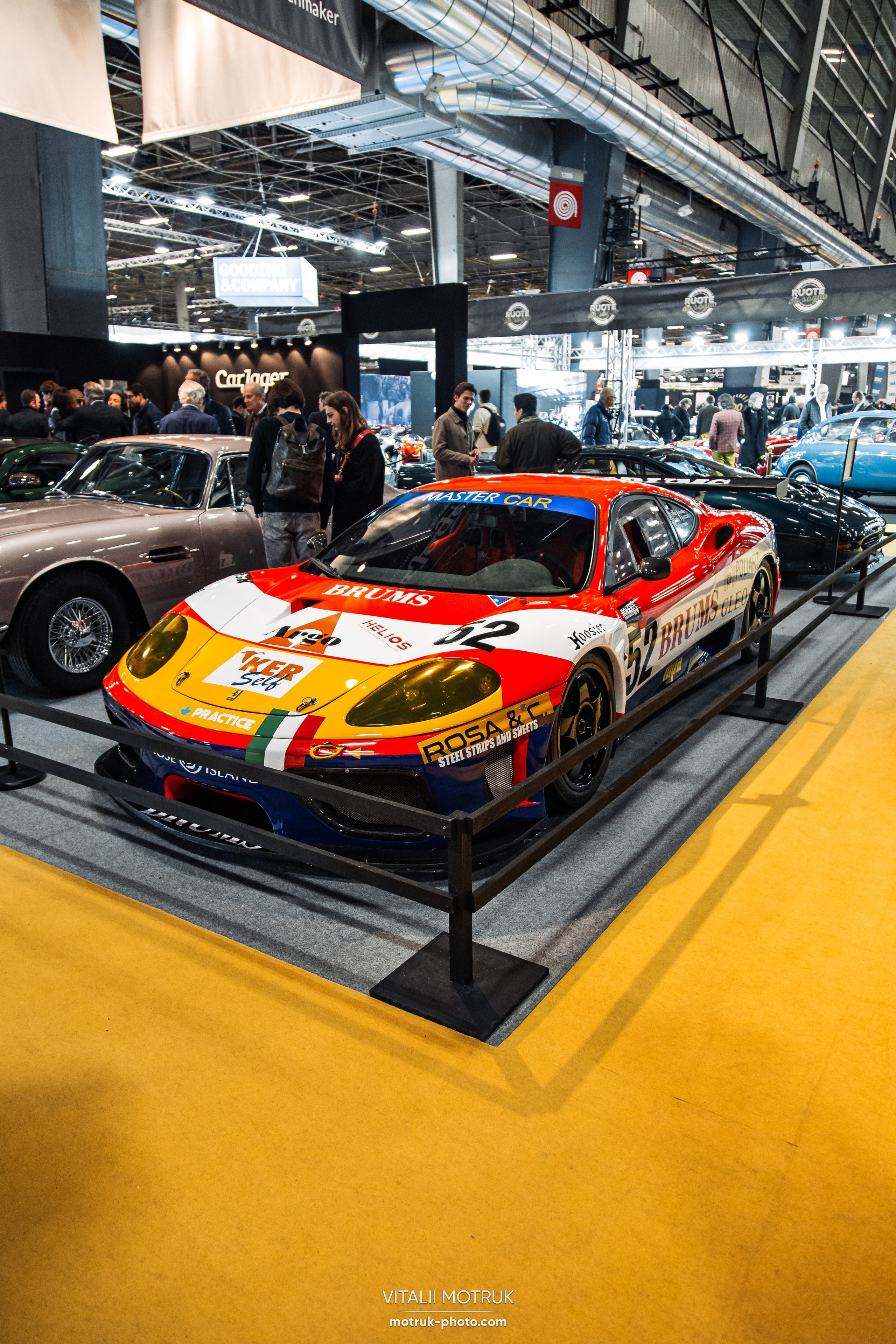Retromobile 2023. Photographe de voitures à Paris — Vitalii Motruk