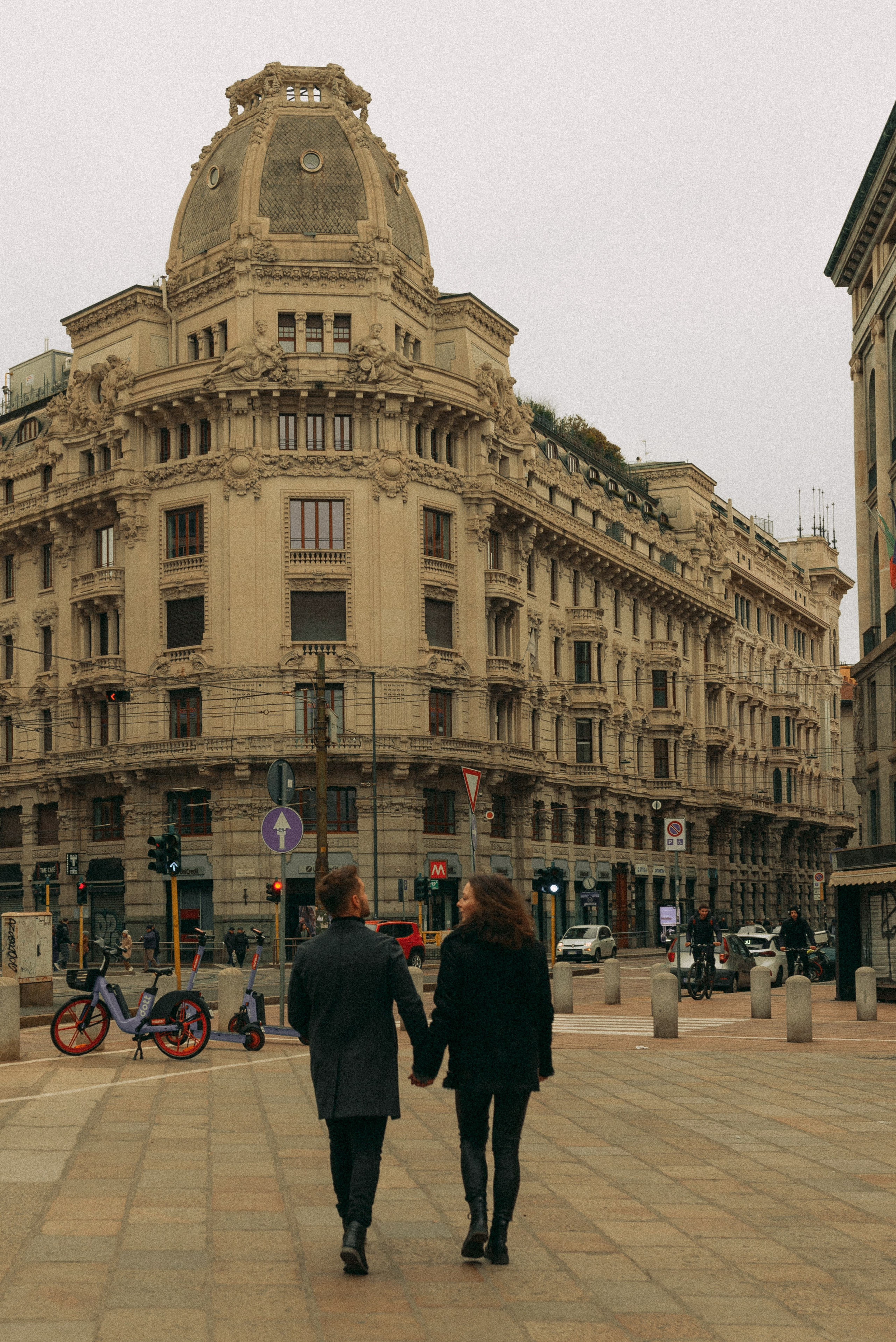 Love story in Milan. Private photos for private tour. Romantic photo walk in Milan. Milan couple photo session.