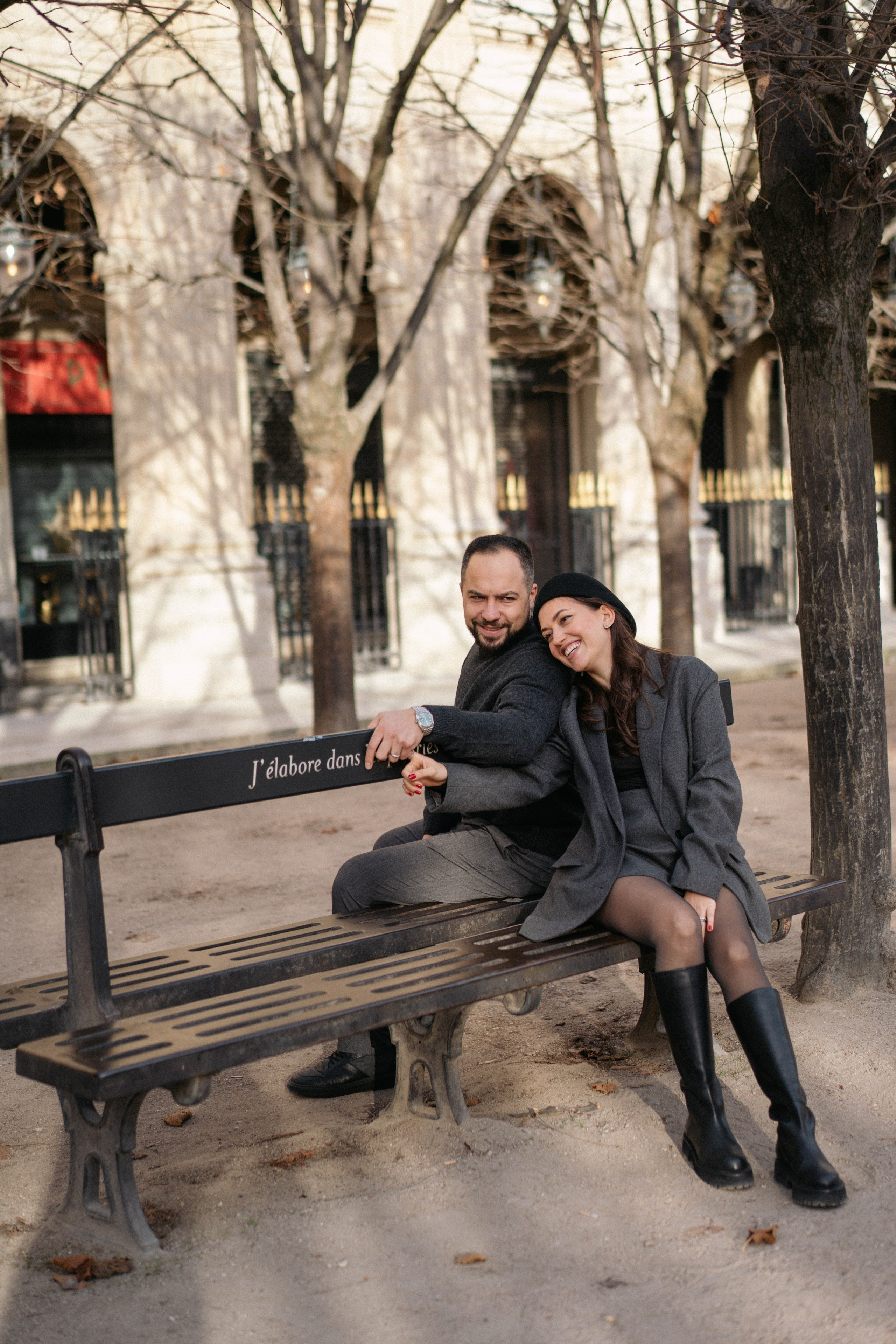 осенняя фотосессия пары в Palais Royal