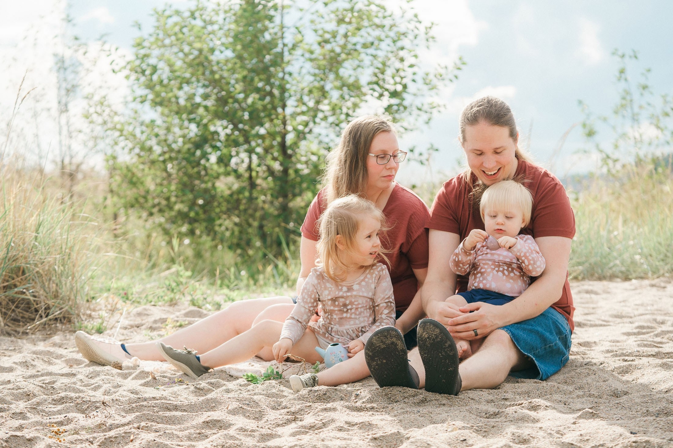 Perhekuvaus meren rannalla