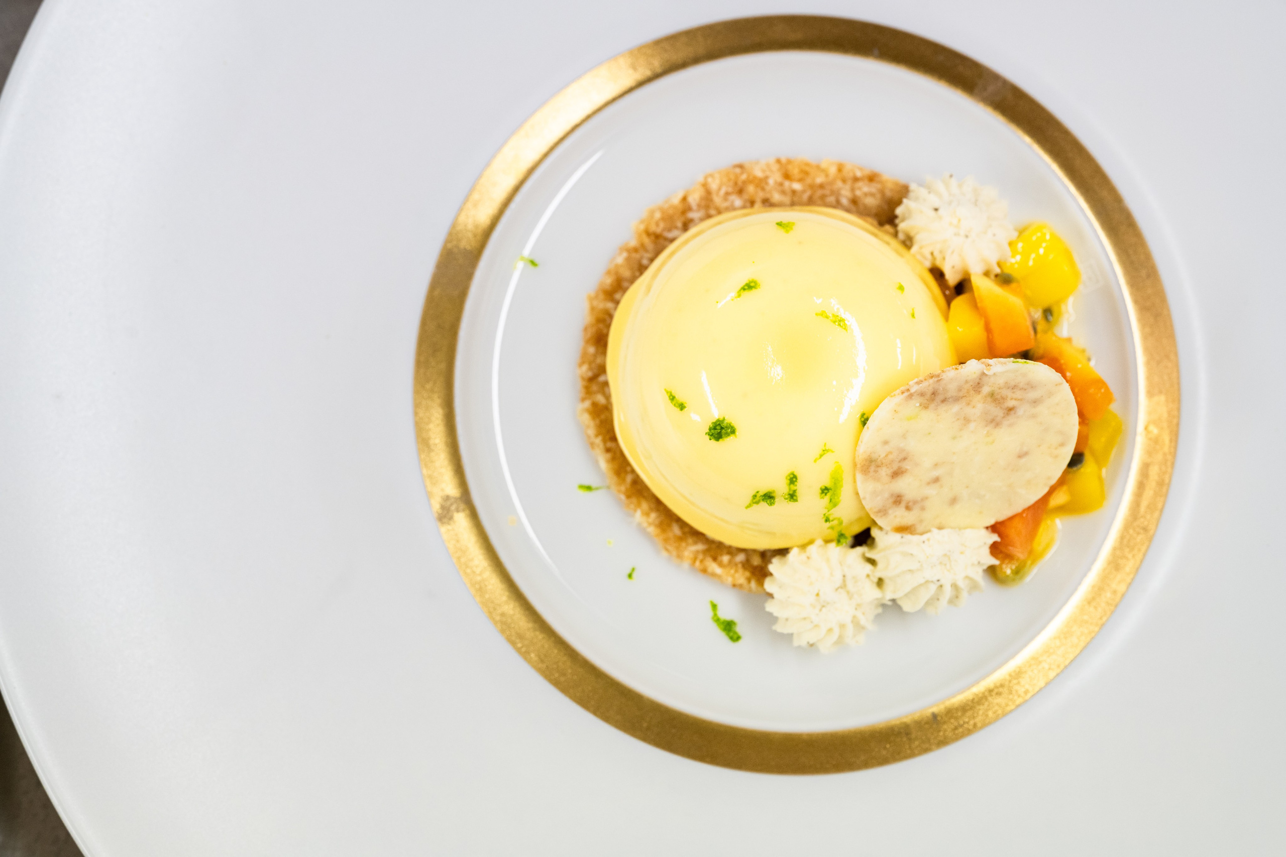 Prăjitură artizanală pe farfurie ceramică, fundal estetic, fotografie de produs pentru cofetării și brutării moderne