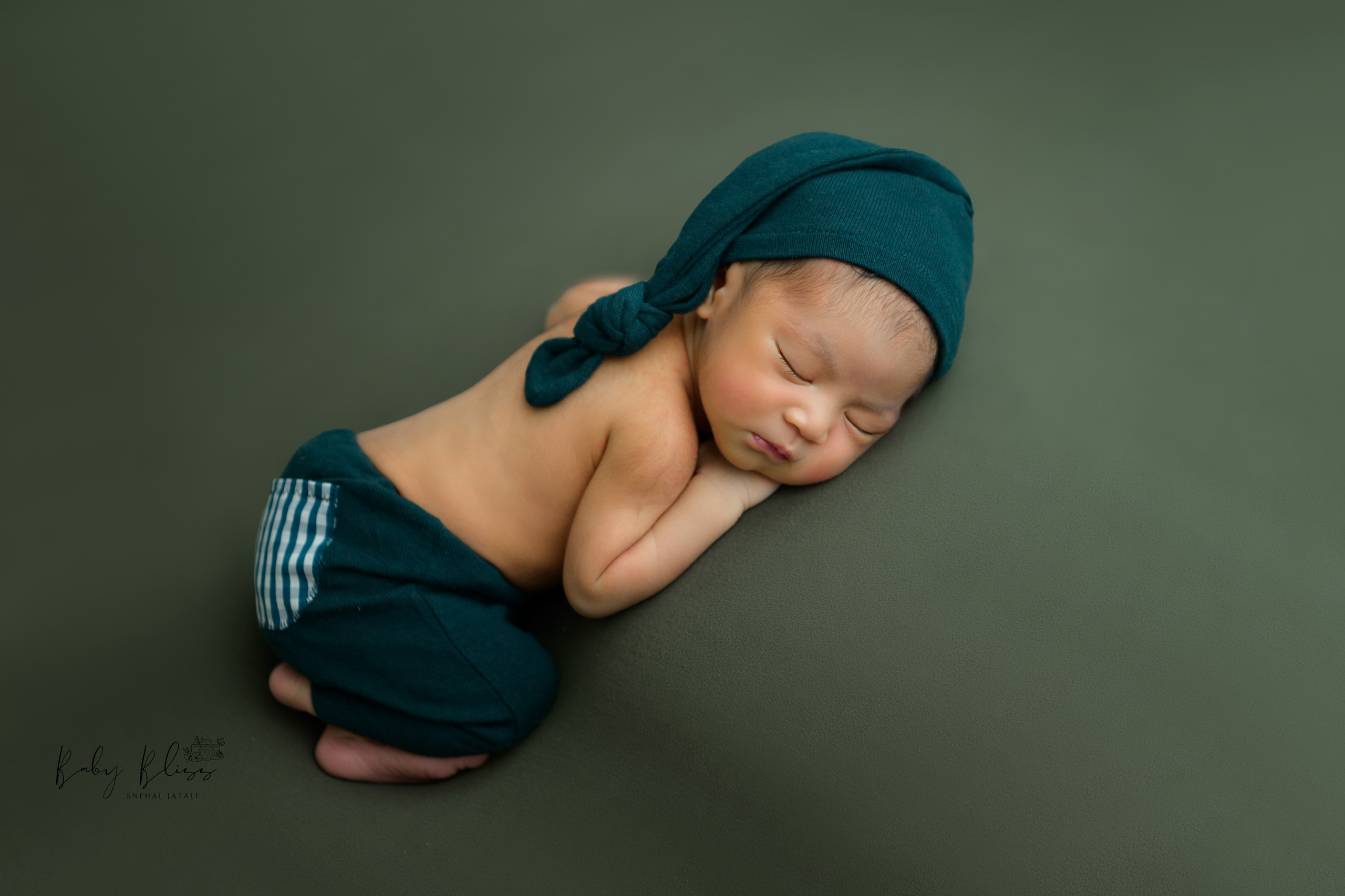 Best newborn photographer in Doha, Qatar. Best infant photoshoot in Doha, Qatar. Newborn photo session in Doha Qatar, baby, sitter, cake smash, pre-birthday, maternity, family photographer in Doha, Qatar