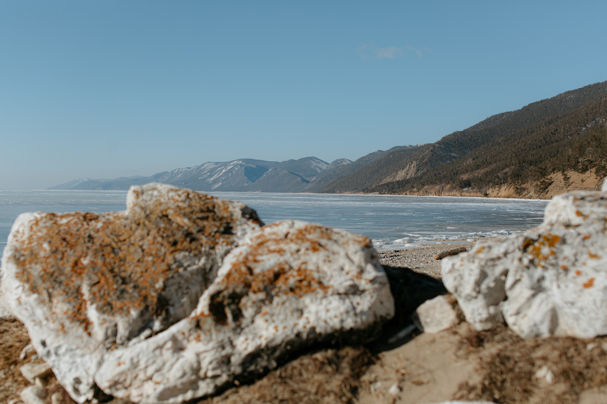 Portland, Seattle, Bend & Oregon Coast Elopement Photography | Julia & Andrew's Winter Lake Elopement by Georgy Shishkin. Capturing Love in the Heart of the Pacific Northwes