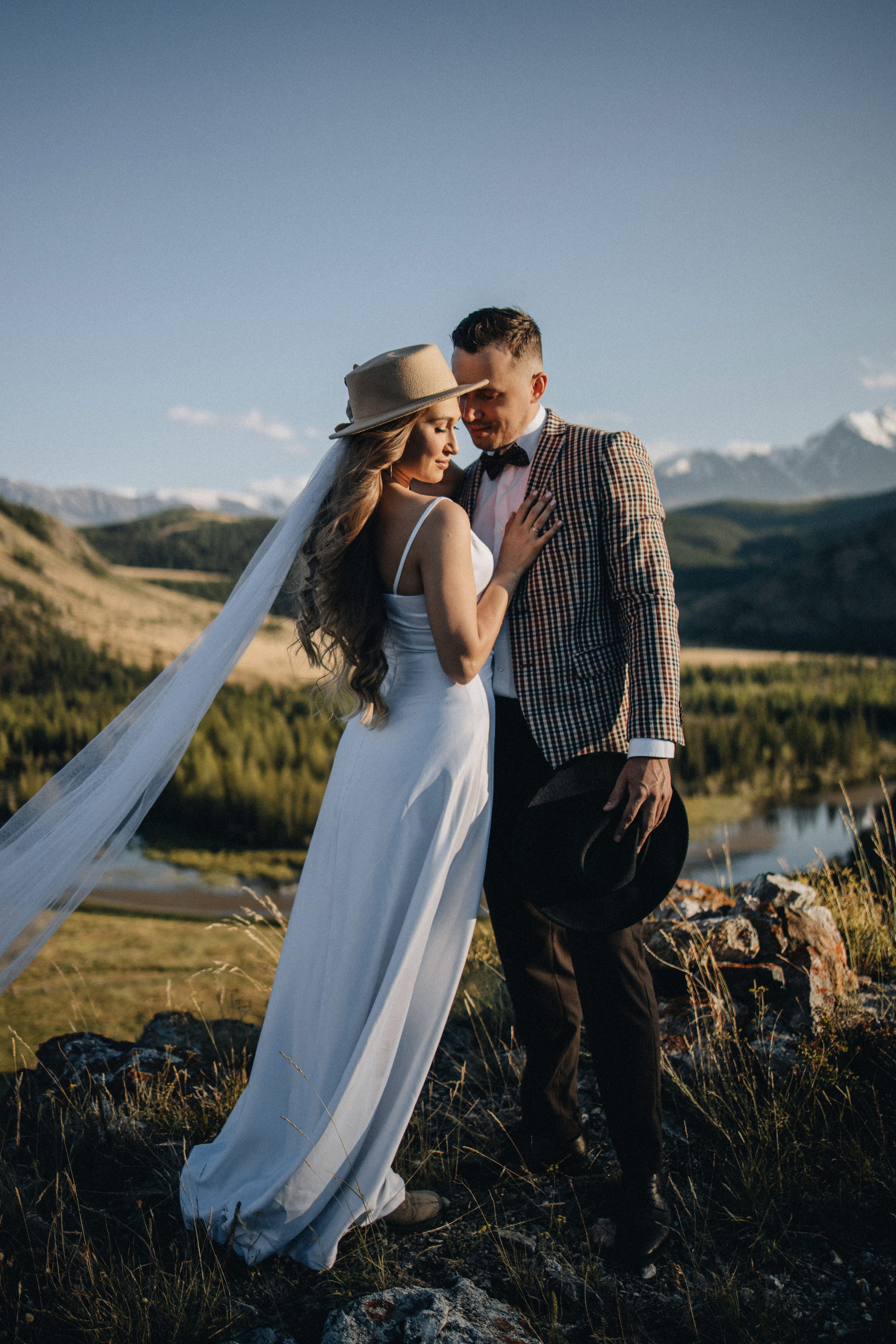 Mountain Elopement Wedding in Portland, Seattle, Bend & Oregon Coast | Kate & Igor | Georgy Shishkin Photography. Capturing Love in the Heart of the Pacific Northwes