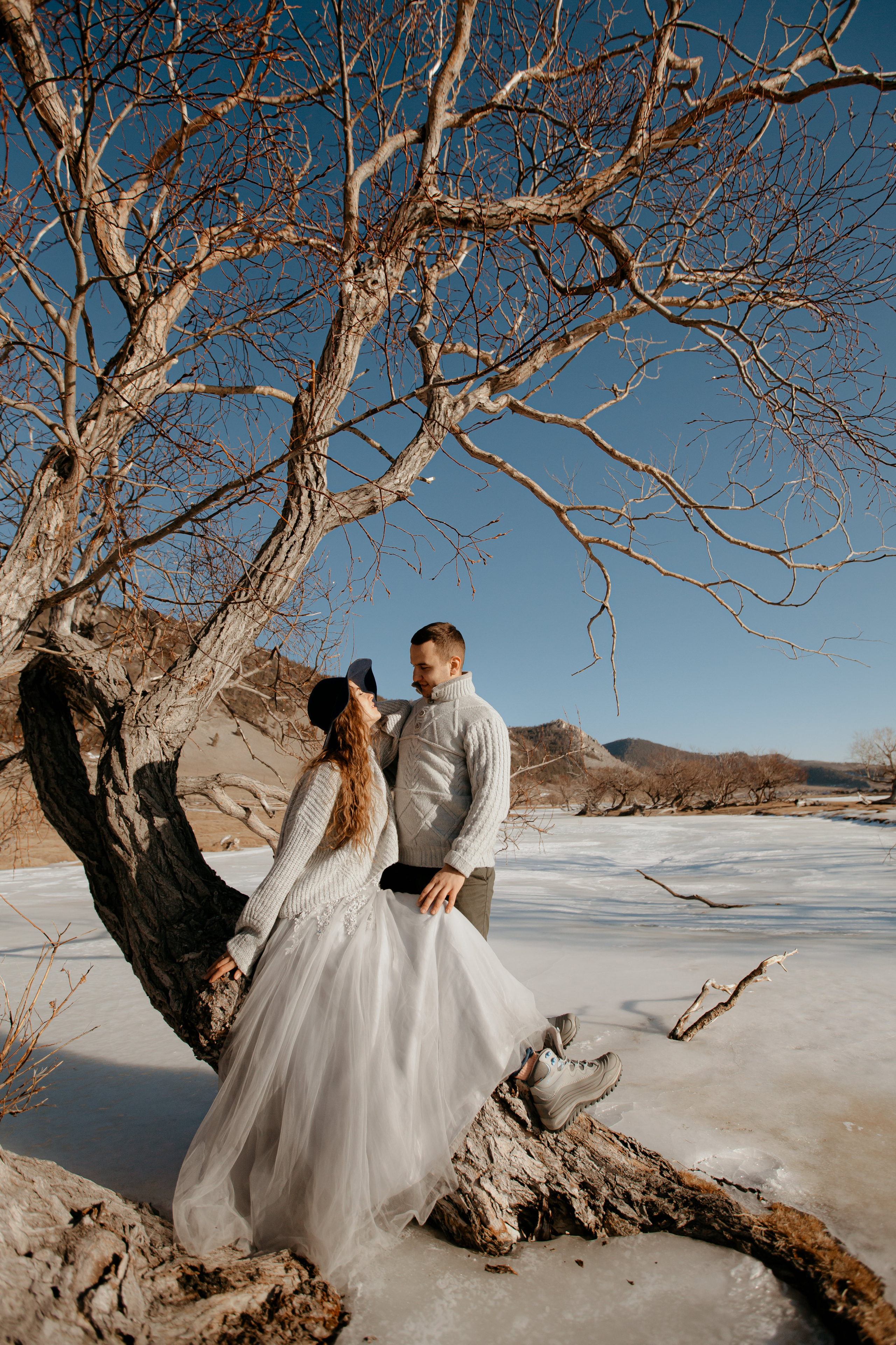 Portland, Seattle, Bend & Oregon Coast Elopement Photography | Julia & Andrew's Winter Lake Elopement by Georgy Shishkin. Capturing Love in the Heart of the Pacific Northwes