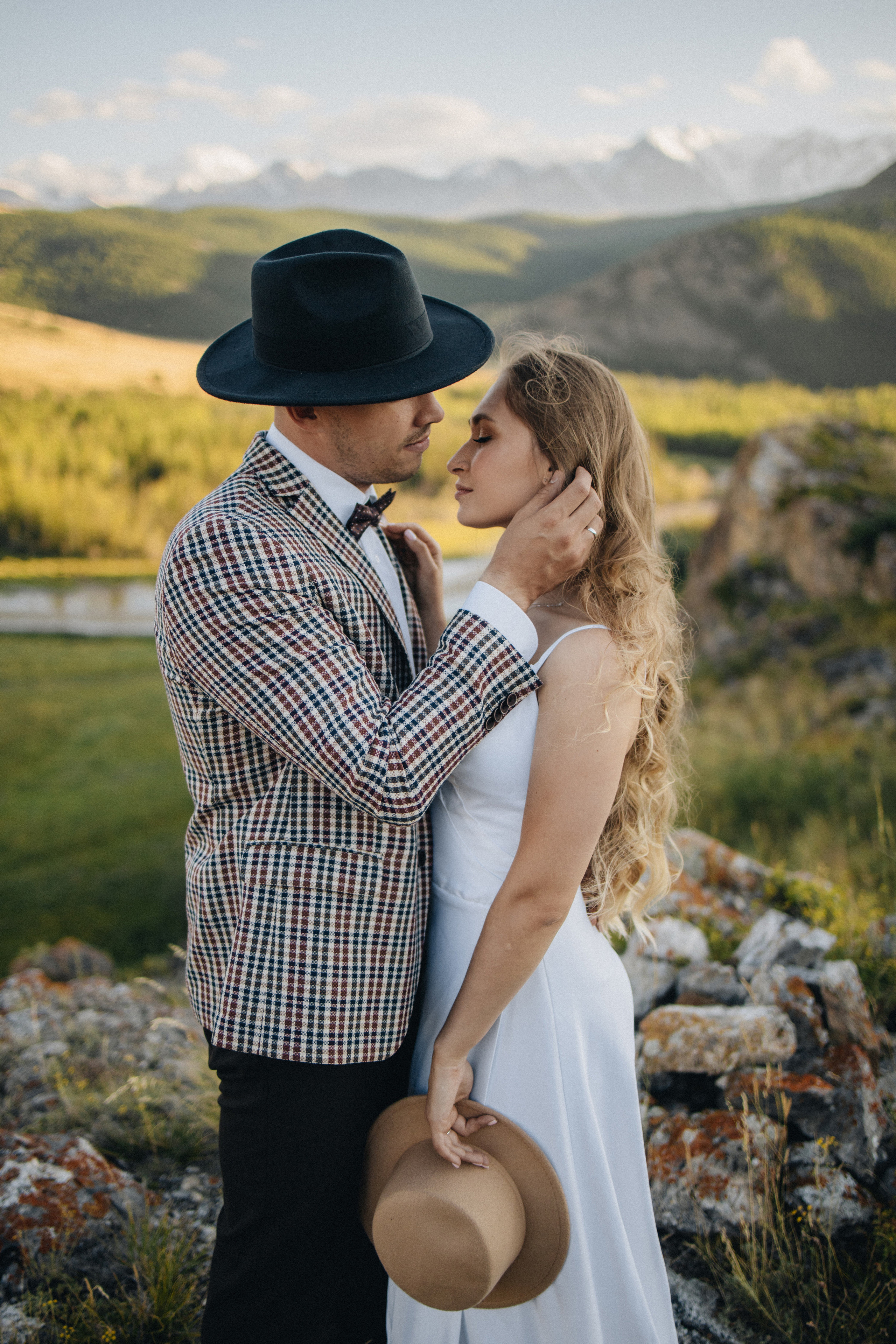 Mountain Elopement Wedding in Portland, Seattle, Bend & Oregon Coast | Kate & Igor | Georgy Shishkin Photography. Capturing Love in the Heart of the Pacific Northwes