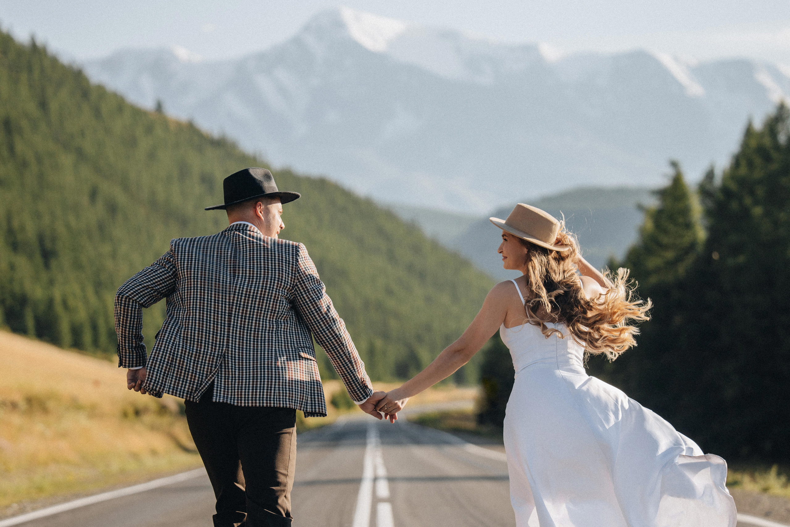 Mountain Elopement Wedding in Portland, Seattle, Bend & Oregon Coast | Kate & Igor | Georgy Shishkin Photography. Capturing Love in the Heart of the Pacific Northwes