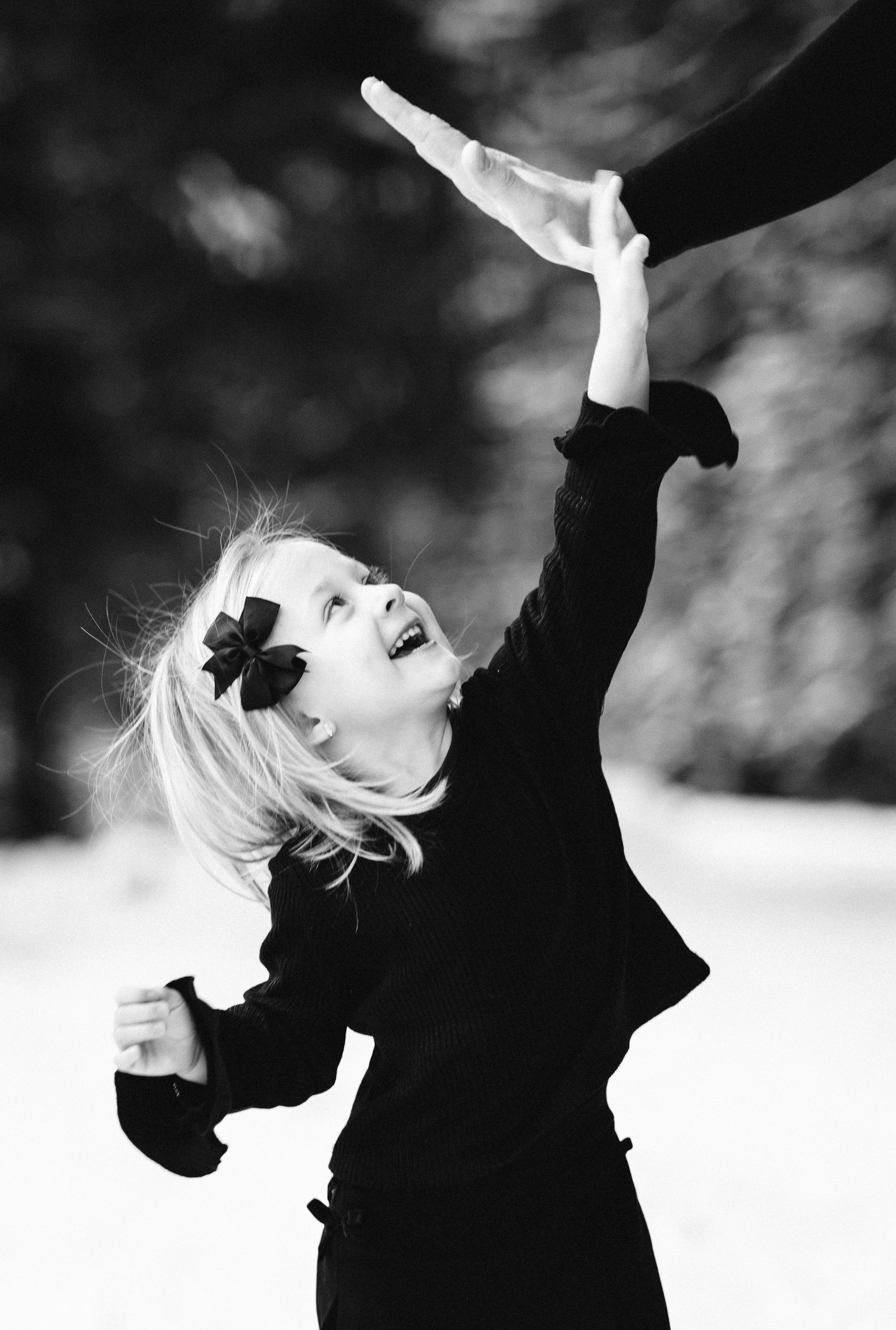 Ședință Foto de Familie la Munte – Fotografii de Iarnă în Lupcina. Valentin Melen - fotograf de nunta 🤍