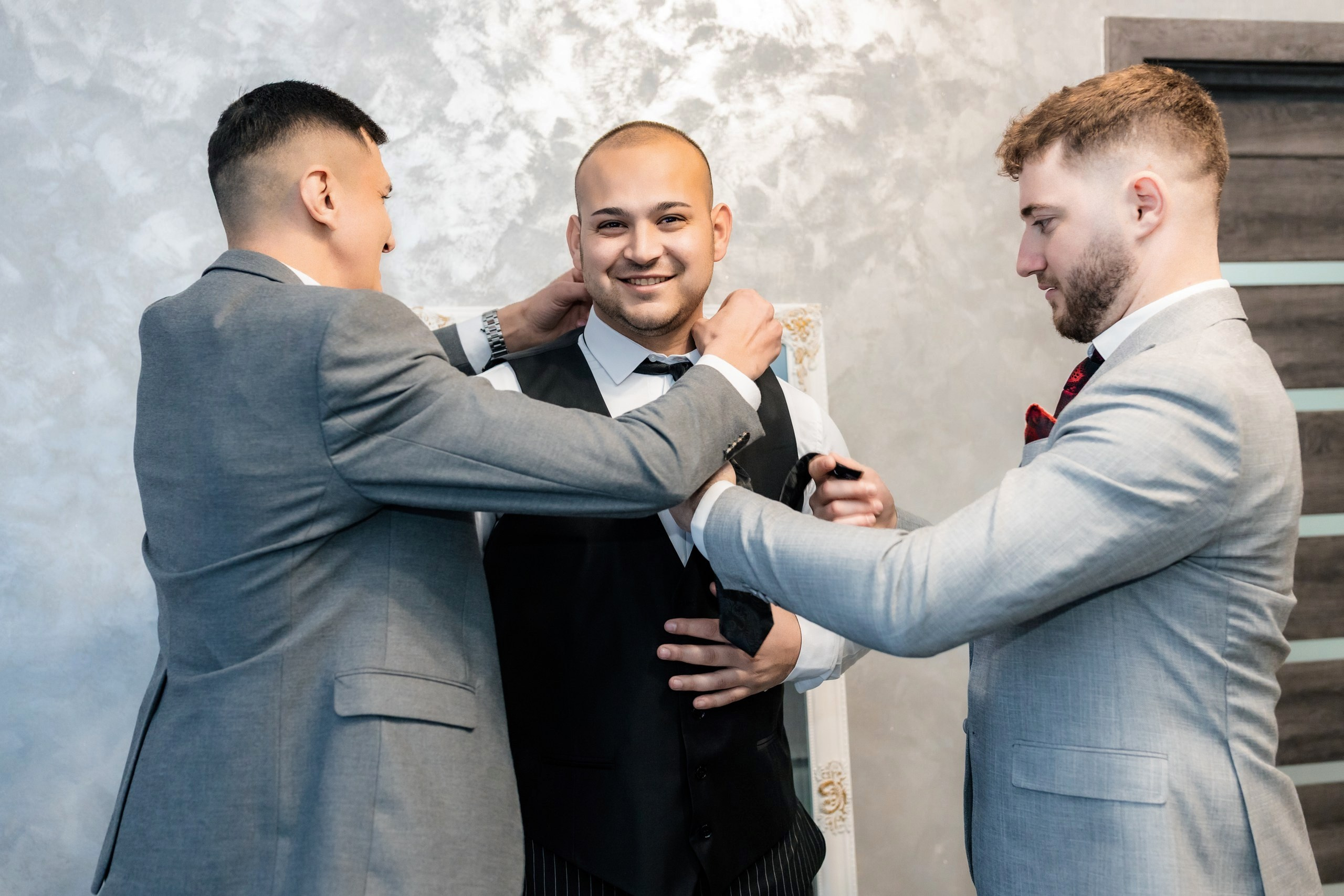 Fotograf nuntă Târgu Neamț – Samuel și Roxana, fotografie autentică realizată de AlinoFotoStudio 2. Fotograf nuntă Iași, Bacău, Suceava și Botoșani – Alin Chirilă surprinzând momente reale de nuntă 3. Fotografie de nuntă cu emoție și credință – AlinoFotoStudio, fotograf povestitor 4. Fotograf profesionist nuntă în Moldova – cadre naturale și pline de emoție 5. Alin Chirilă fotograf nuntă – poveste reală surprinsă prin fotografie 6. Fotograf nuntă cu stil documentar – momente autentice din ziua nunții Pregătiri mireasă acasă – fotografie naturală realizată de Alin Chirilă fotograf nuntă 8. Detalii din ziua nunții – fotograf nuntă Iași și Botoșani, AlinoFotoStudio 9. Emoții din dimineața nunții – fotograf profesionist Moldova 10. Cadre autentice din pregătiri – fotograf nuntă Suceava și Bacău Ceremonie religioasă nuntă – moment emoționant surprins de fotograf Alin Chirilă 12. Nuntă cu valori creștine – fotografie din biserică realizată cu discreție 13. Rugăciune și emoție în ziua nunții – fotograf nuntă Târgu Neamț 14. Legământ în fața lui Dumnezeu – fotografie de nuntă autentică 15. Fotograf nuntă biserică – momente sincere și pline de semnificație Petrecere de nuntă – cadre naturale realizate de AlinoFotoStudio 17. Bucurie și dans la nuntă – fotograf nuntă Iași și împrejurimi 18. Momente autentice de la restaurant – fotograf nuntă Bacău Suceava 19. Atmosferă de nuntă surprinsă discret – Alin Chirilă fotograf -AlinoFotoStudio – fotograf nuntă cu abordare naturală și emoțională 21. Alin Chirilă fotograf – povestitor prin fotografie de nuntă 22. Fotograf nuntă în Moldova – stil documentar și autentic 23. Fotografie de nuntă sinceră și elegantă – AlinoFotoStudio- Fotograf nuntă Iași Bacău Suceava Botoșani – Alin Chirilă AlinoFotoStudio 26. Fotograf nuntă Târgu Neamț și Moldova – fotografie profesională de eveniment 27. Fotograf nuntă cu valori creștine și stil documentar – AlinoFotoStudio - Alin Chirilă – AlinoFotoStudio Fotograf nuntă Iași • Bacău • Suceava • Botoșani - Samuel & Roxana, Târgu Neamț -Momente reale, trăite sincer și păstrate pentru totdeauna.