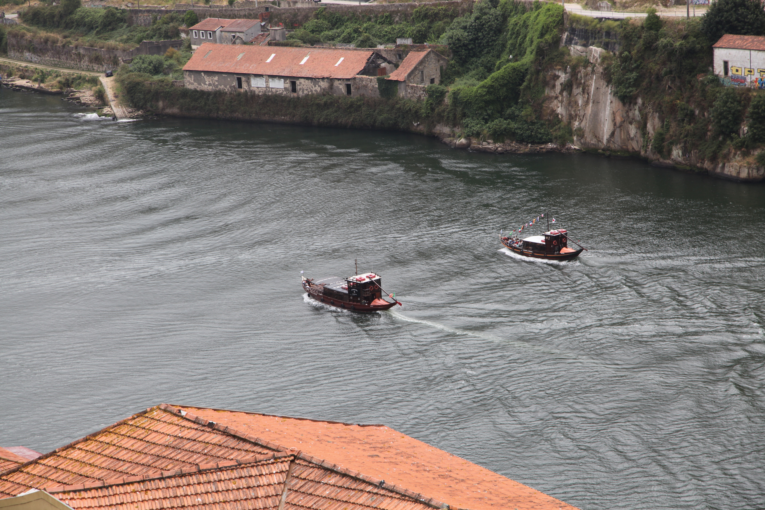 Le Portugal: Un Premier Voyage Mémorable en Couple. Photographe de mariage à Toulouse