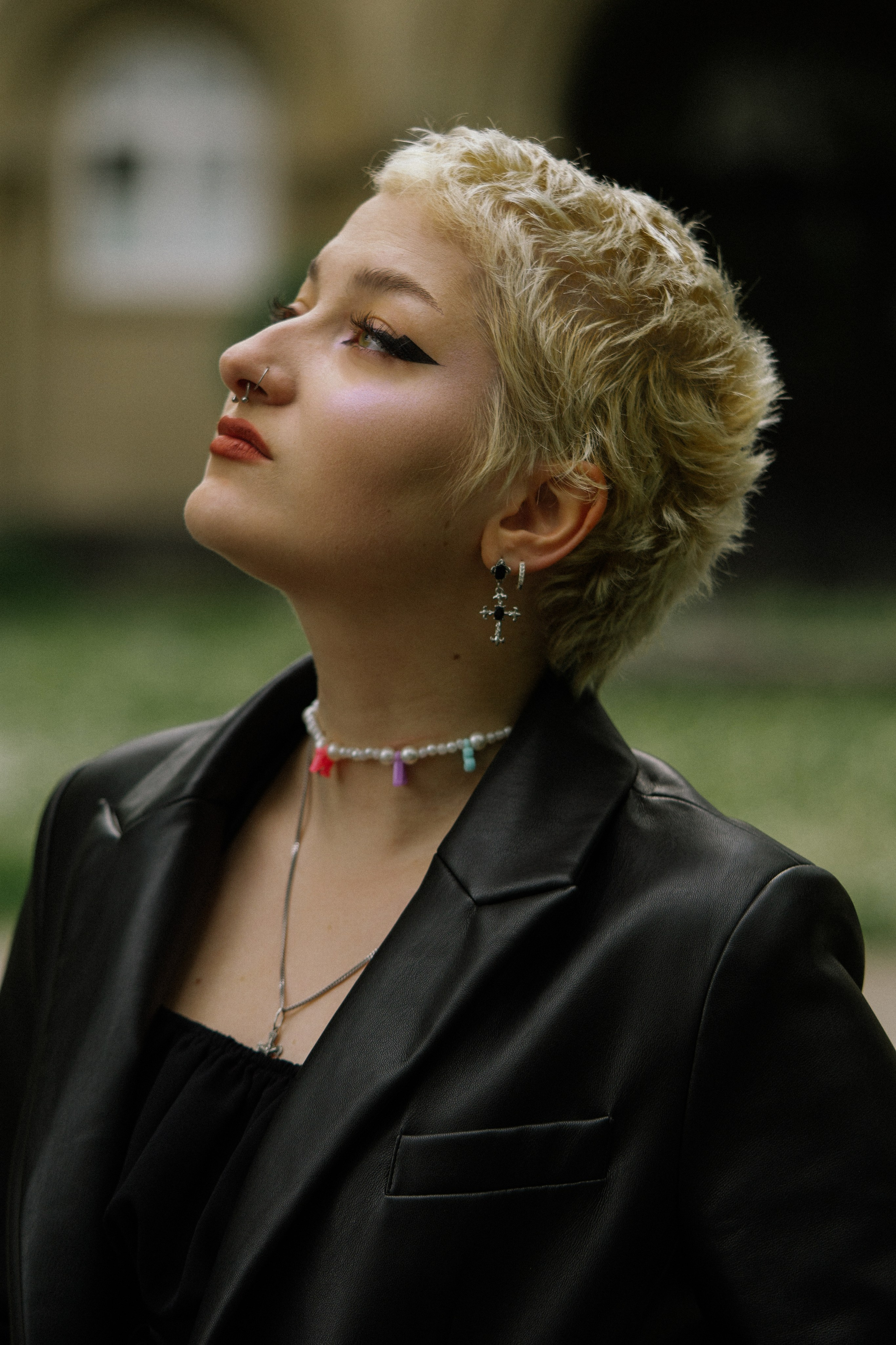 Frauenporträt in einem eleganten Setting, das Raffinesse und Stil ausstrahlt