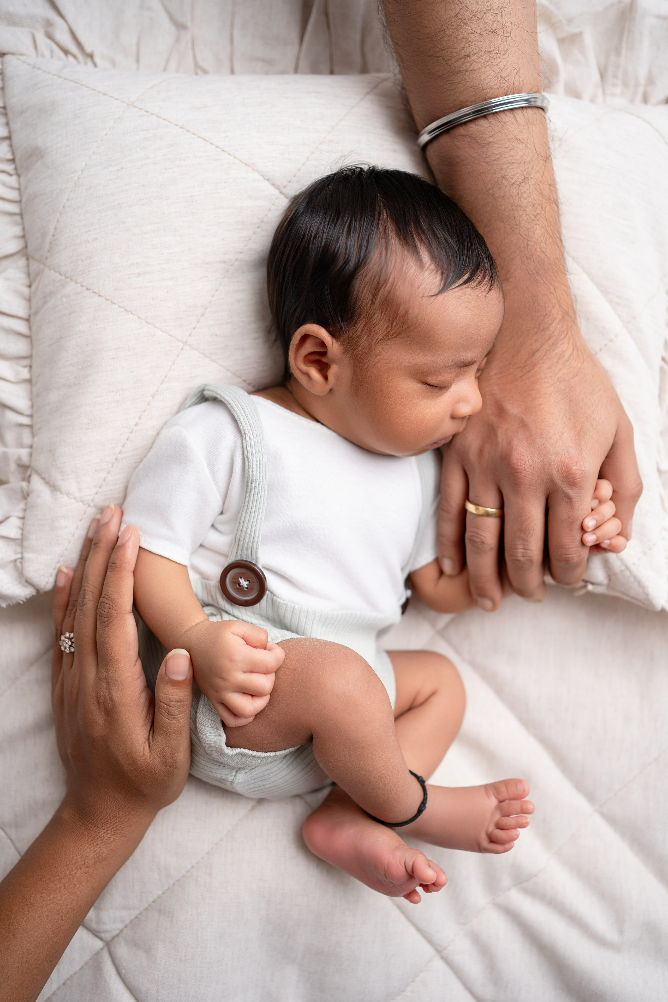 Neugeborenenfotos in Berlin – Studio oder bei Ihnen zu Hause