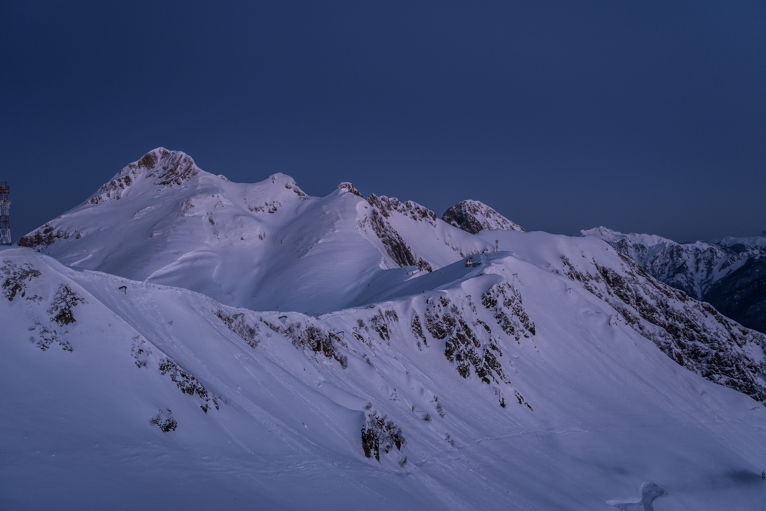 Sunrise in the mountains “Shelter of the Winds” 2256 m. Photographer Phuket