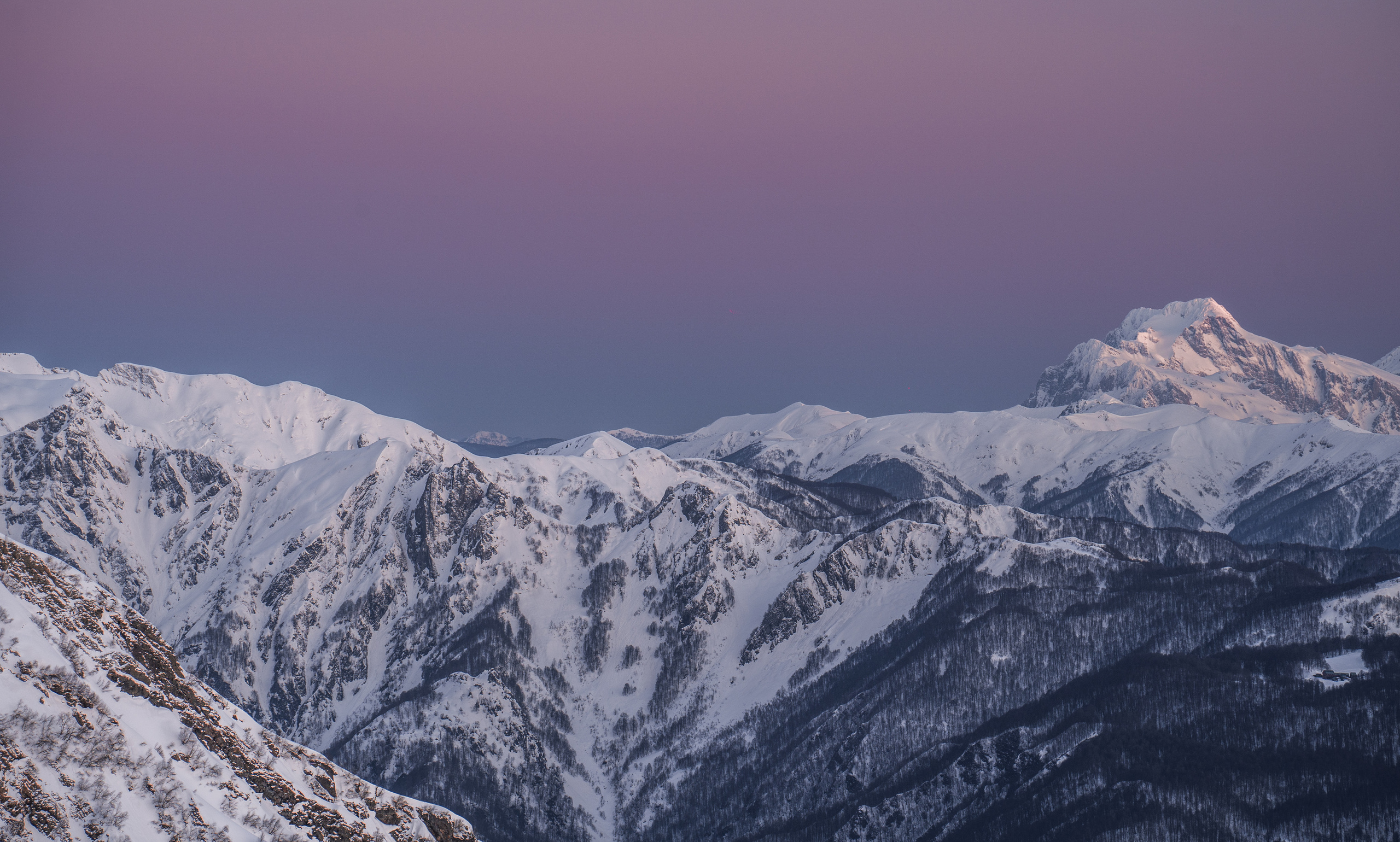 Sunrise in the mountains “Shelter of the Winds” 2256 m. Photographer Phuket