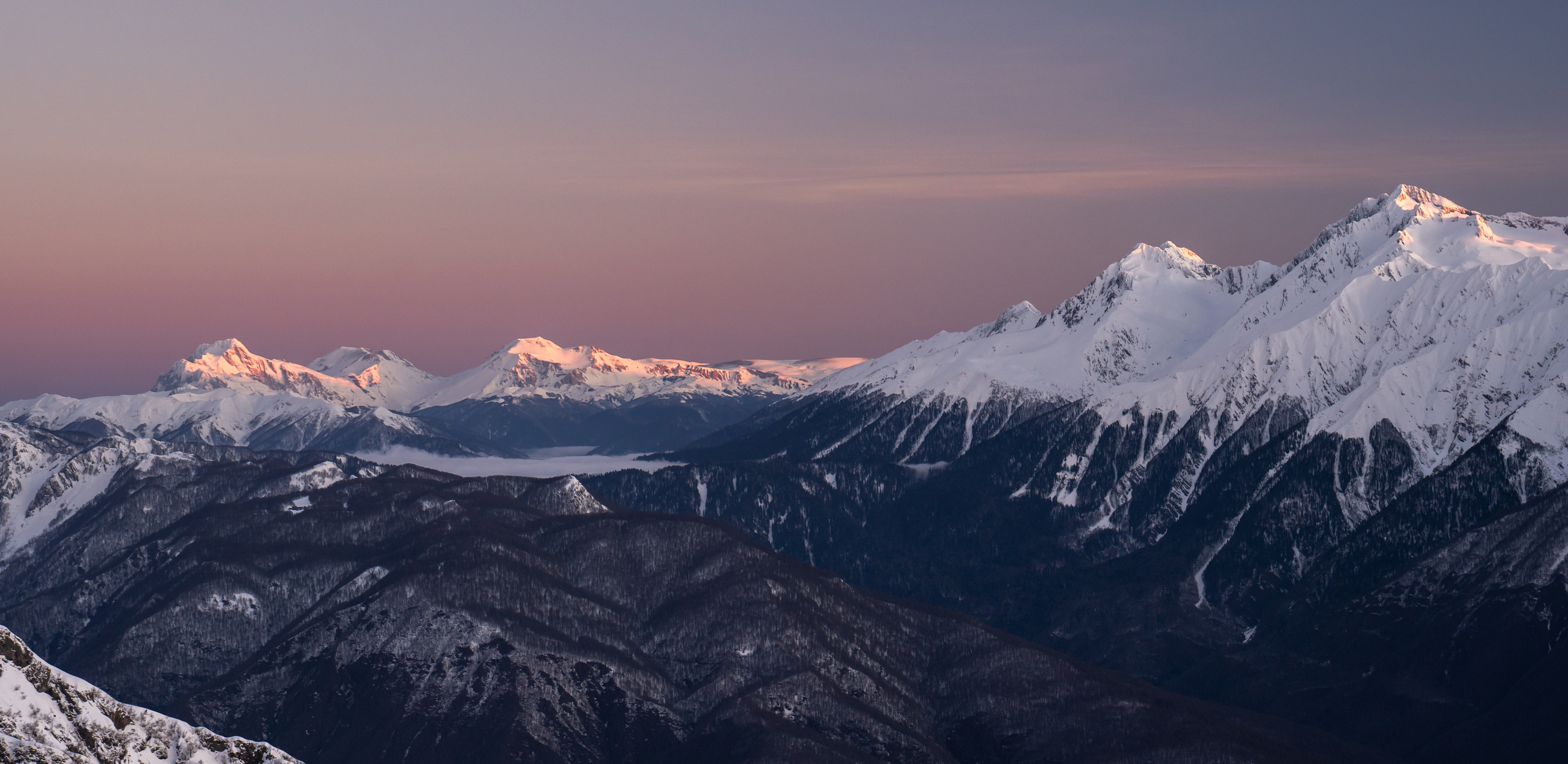 Sunrise in the mountains “Shelter of the Winds” 2256 m. Photographer Phuket